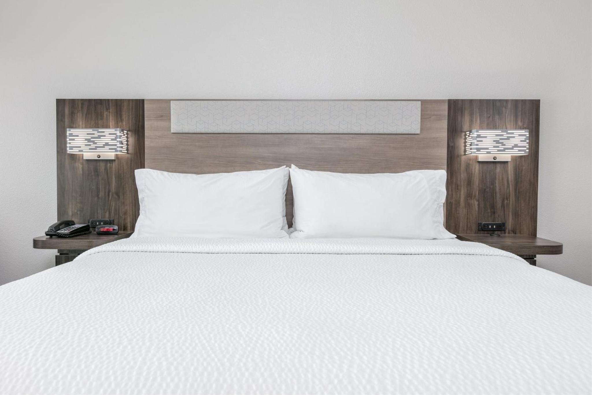 Standard King Room - Photo 5