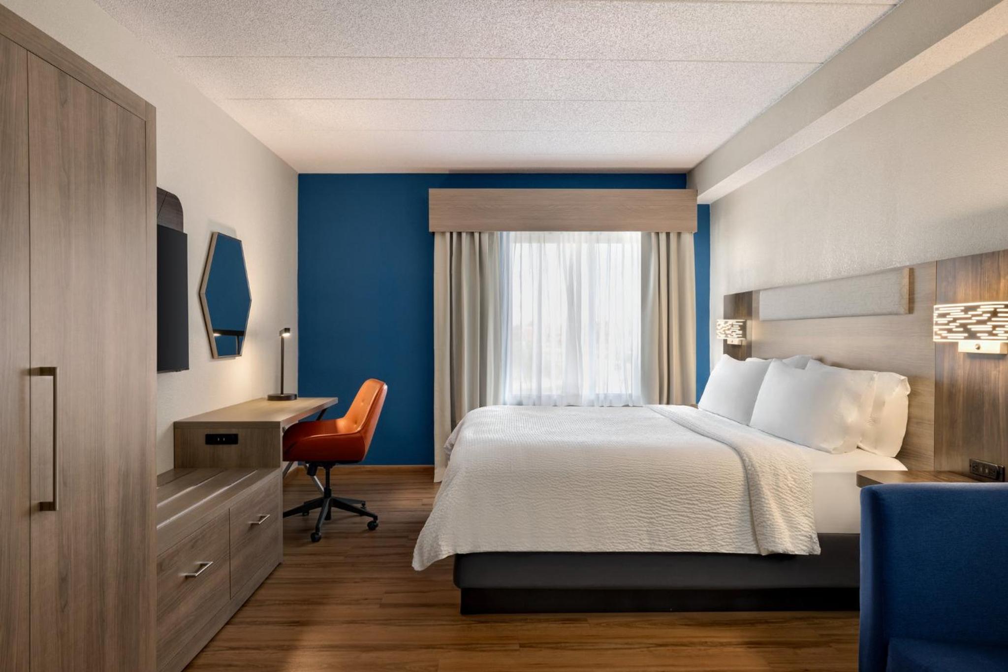 Standard King Room with Sofa Bed - Photo 1