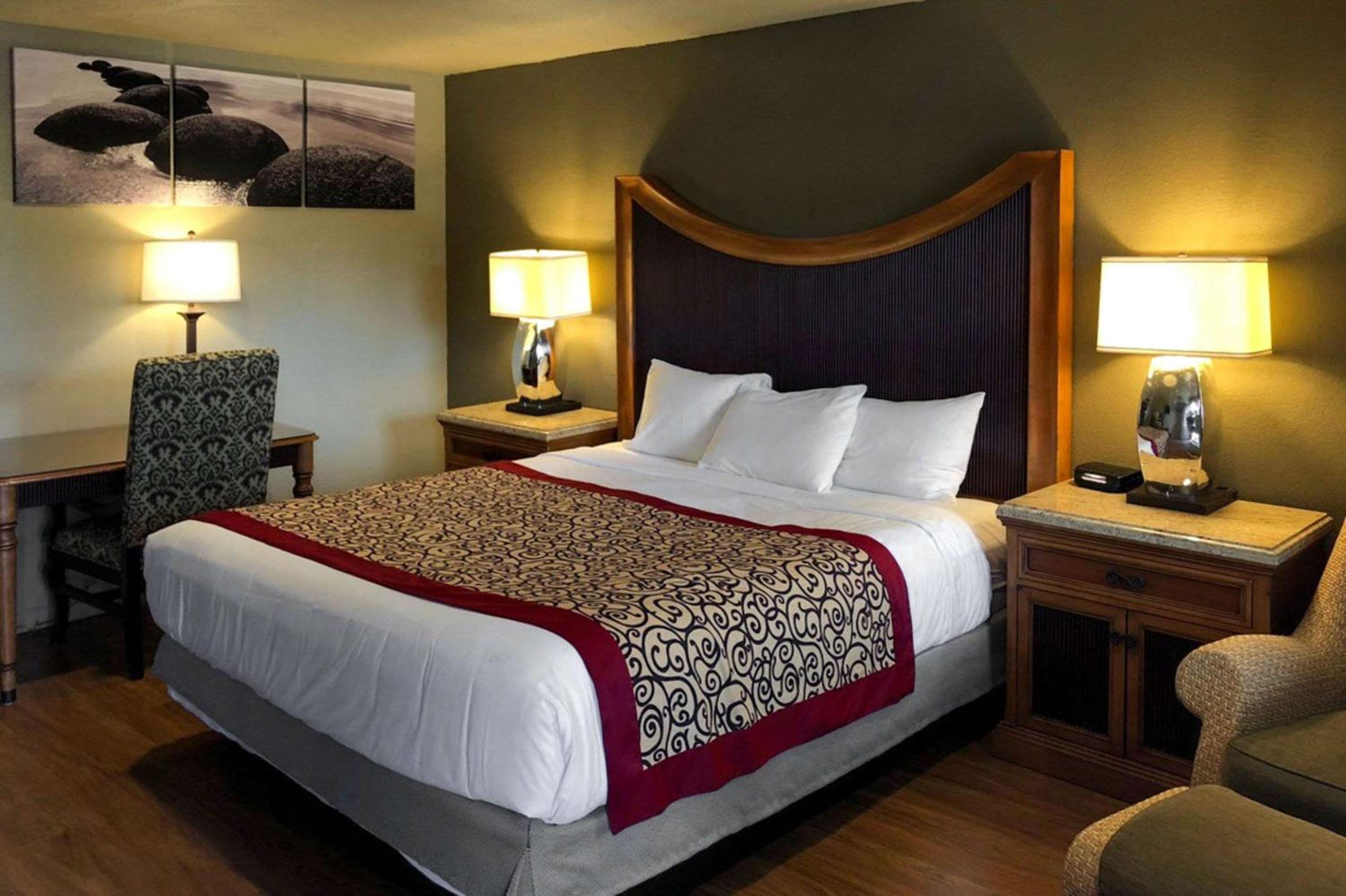 Deluxe King Room photo 1