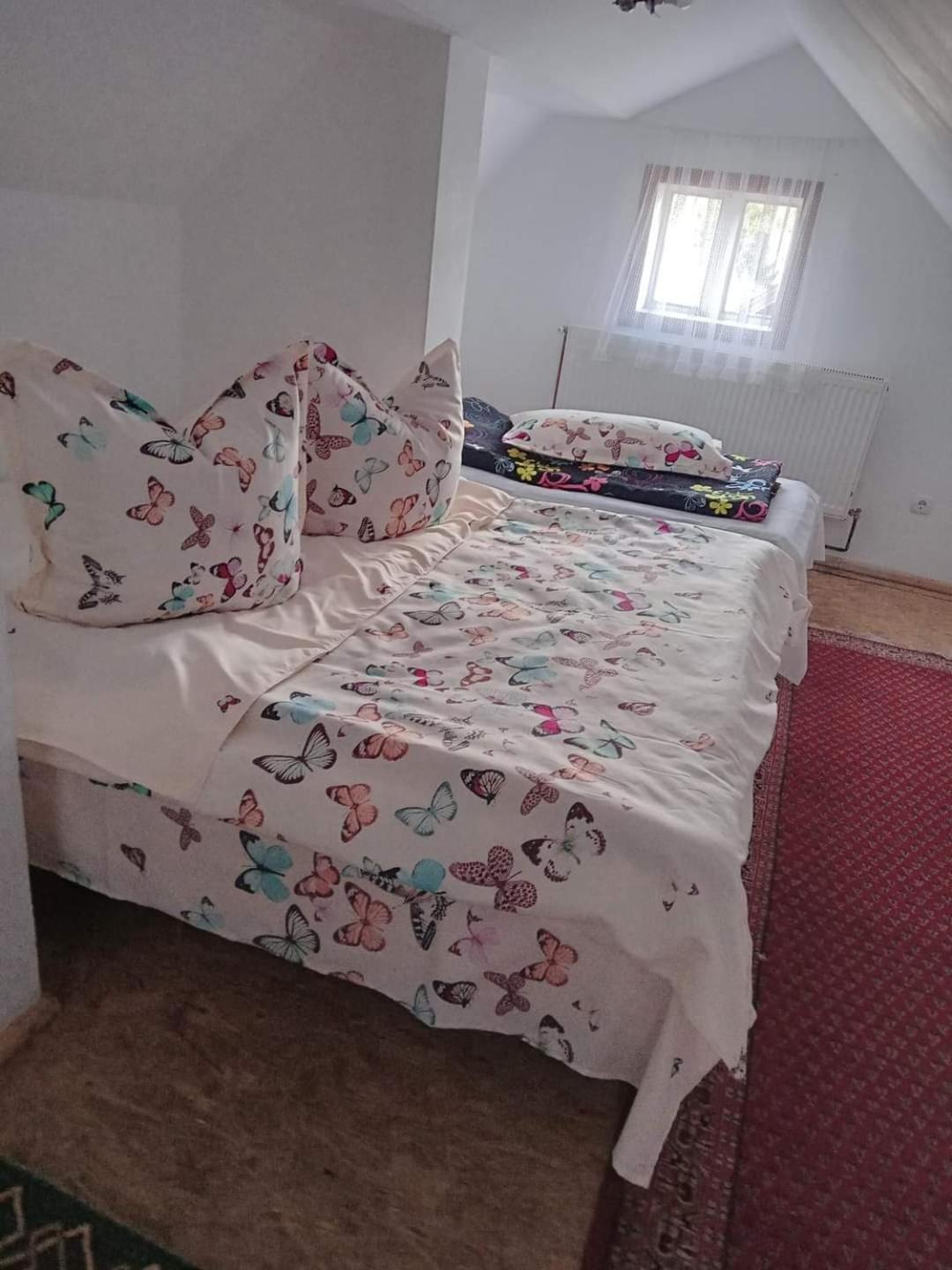 Six-Bedroom House photo 3