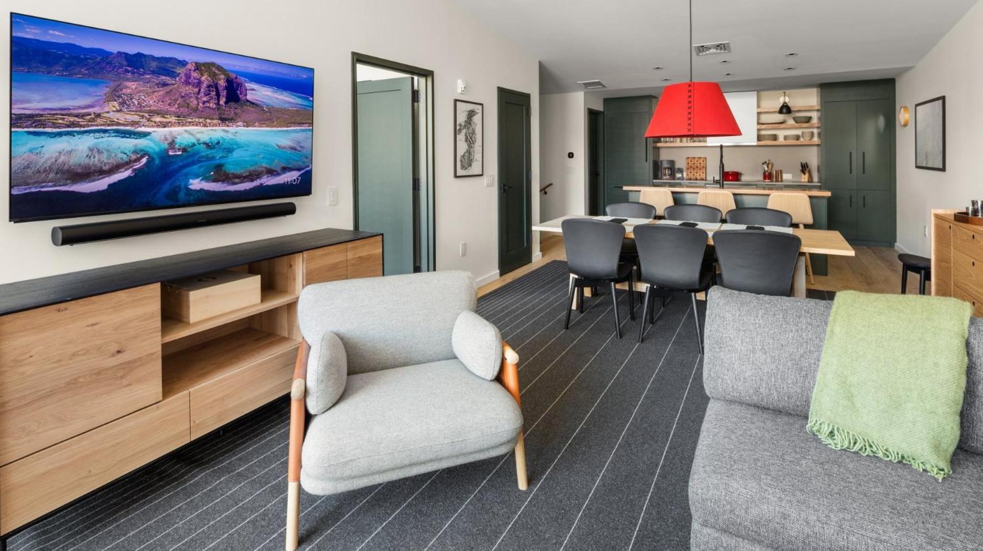 Apartment with Mountain View