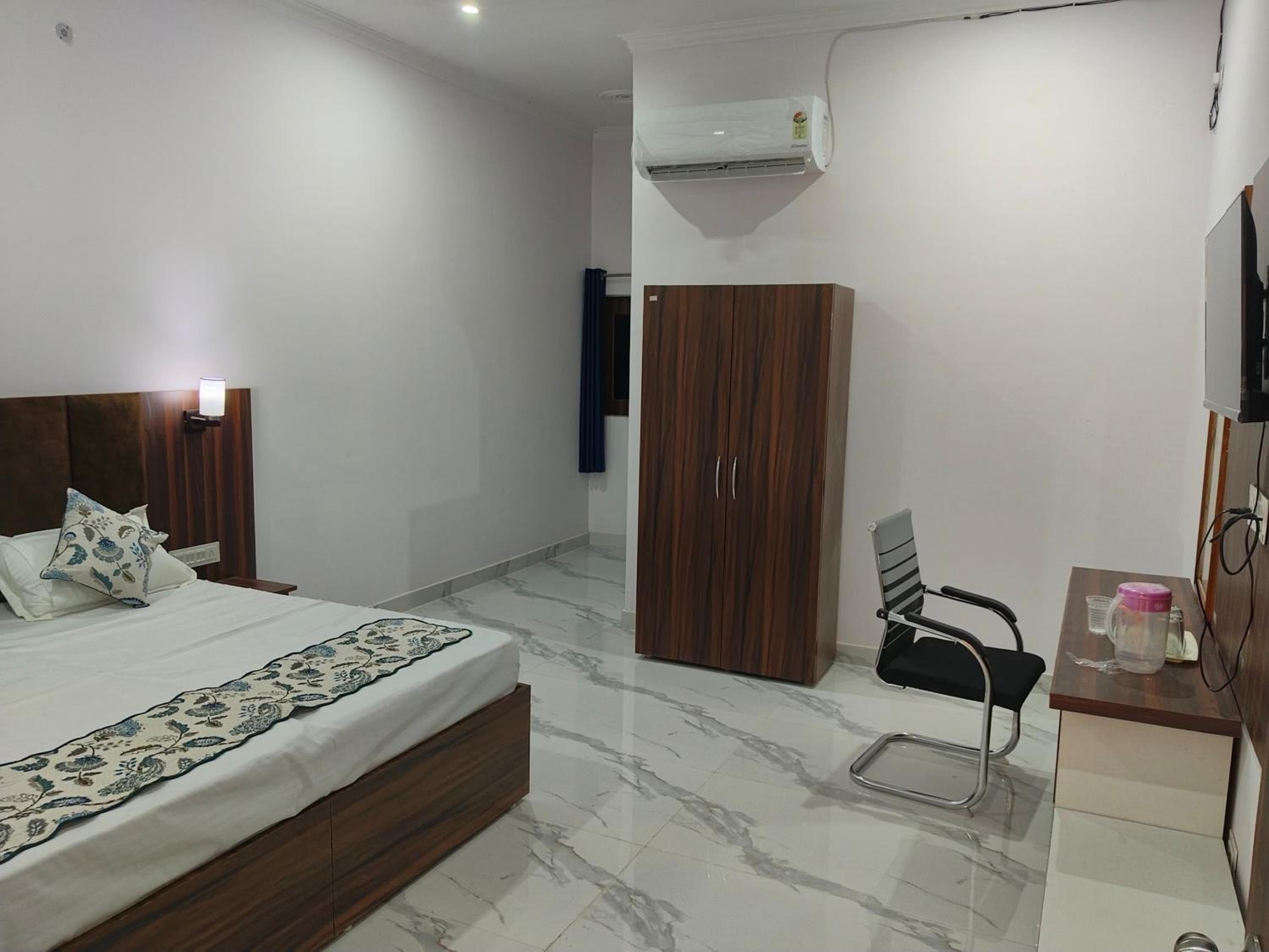 Deluxe Double Room (2 Adults + 1 Child) photo 2