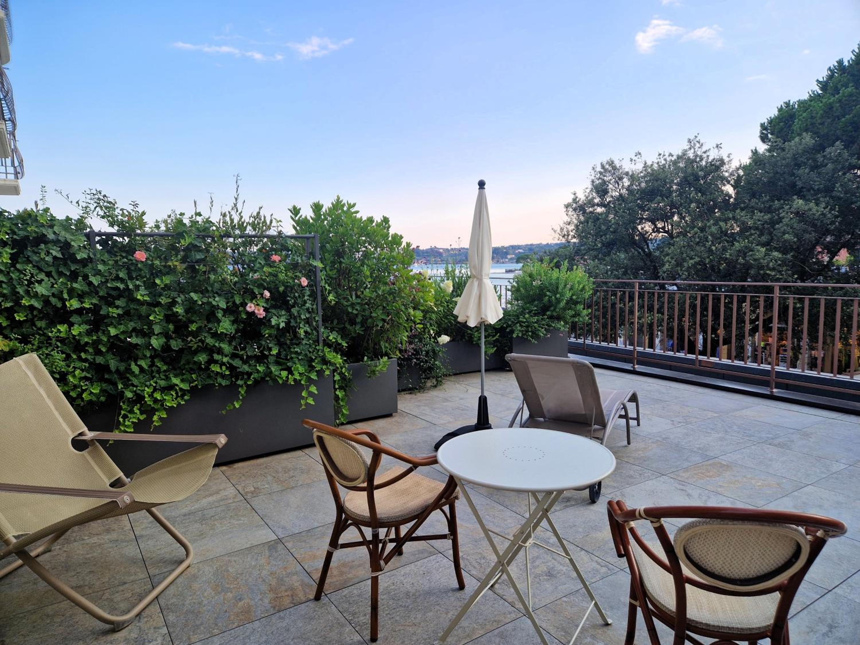 Double or Twin Room with Partial Lake View and Terrace - Photo 4