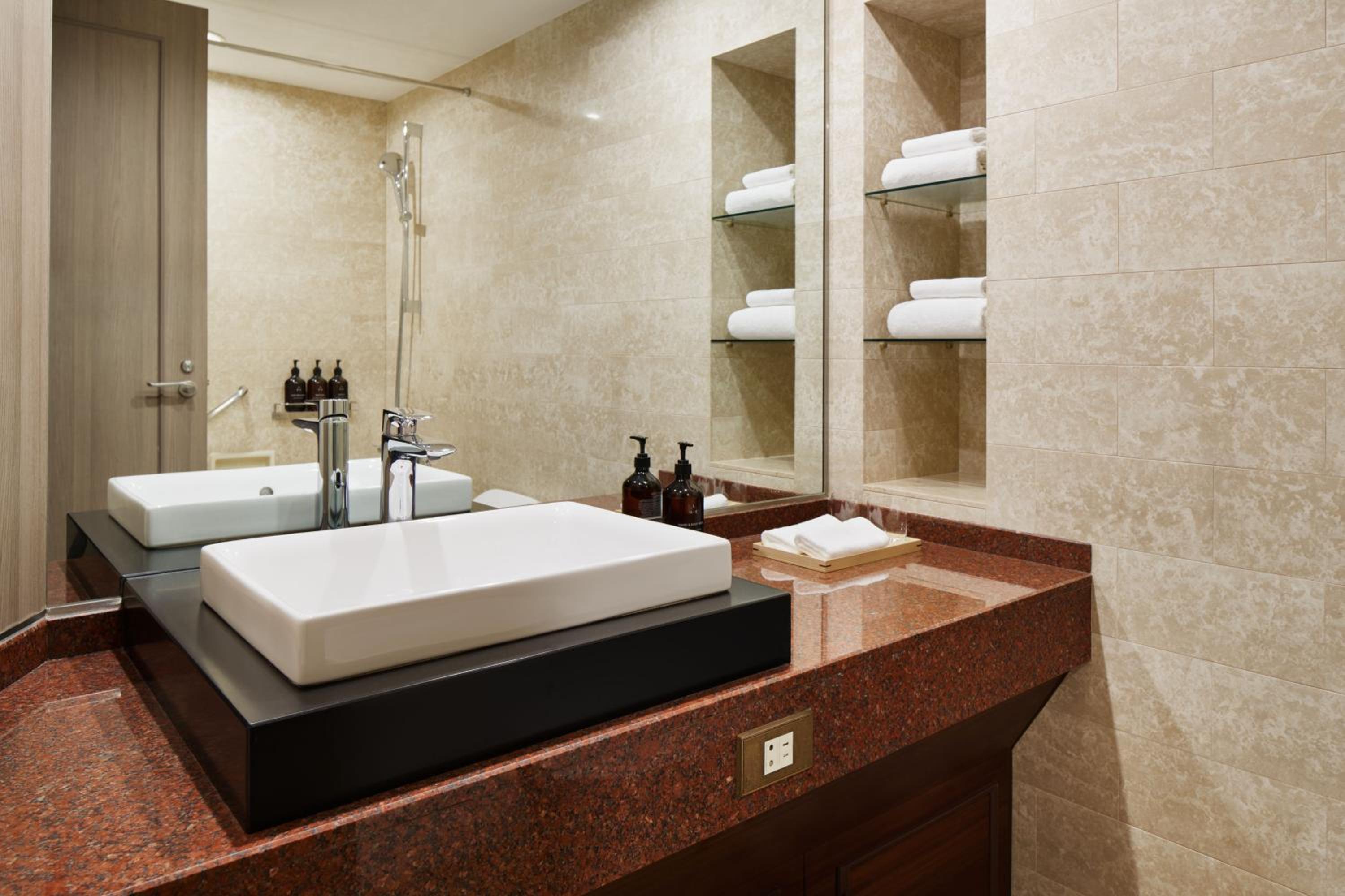 Standard King Room - Photo 3