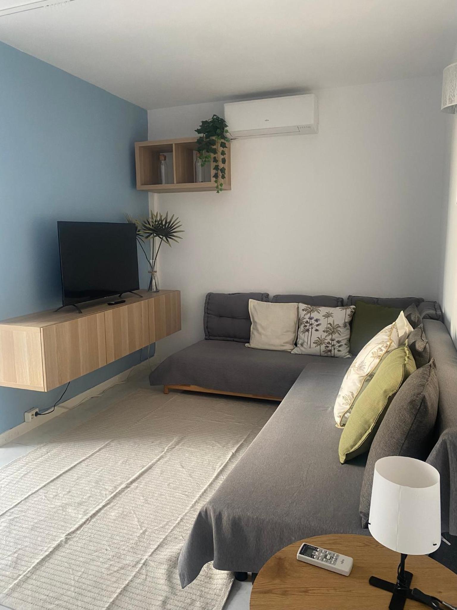 Apartamento de una habitación con balcón y vista al mar
