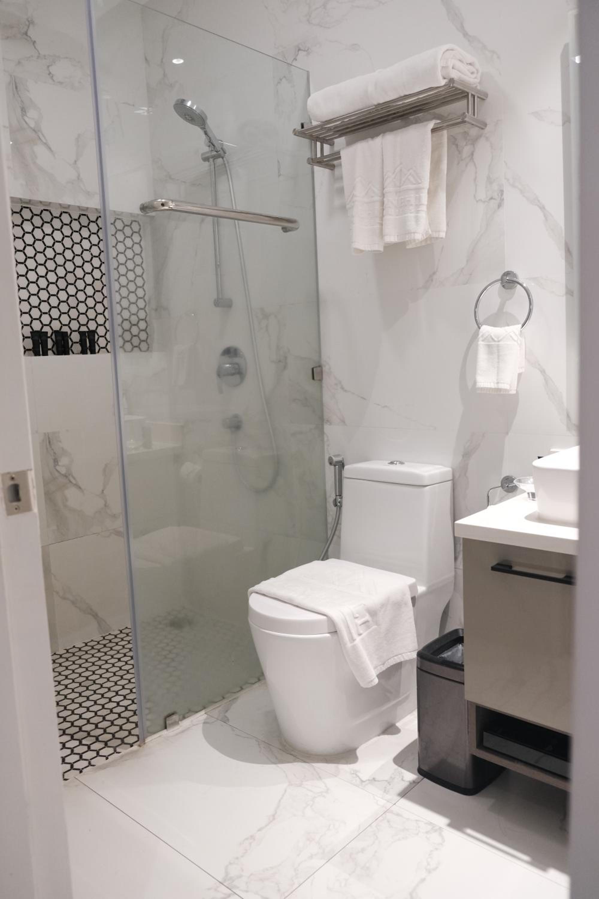 Deluxe Suite (No Window) - Photo 3
