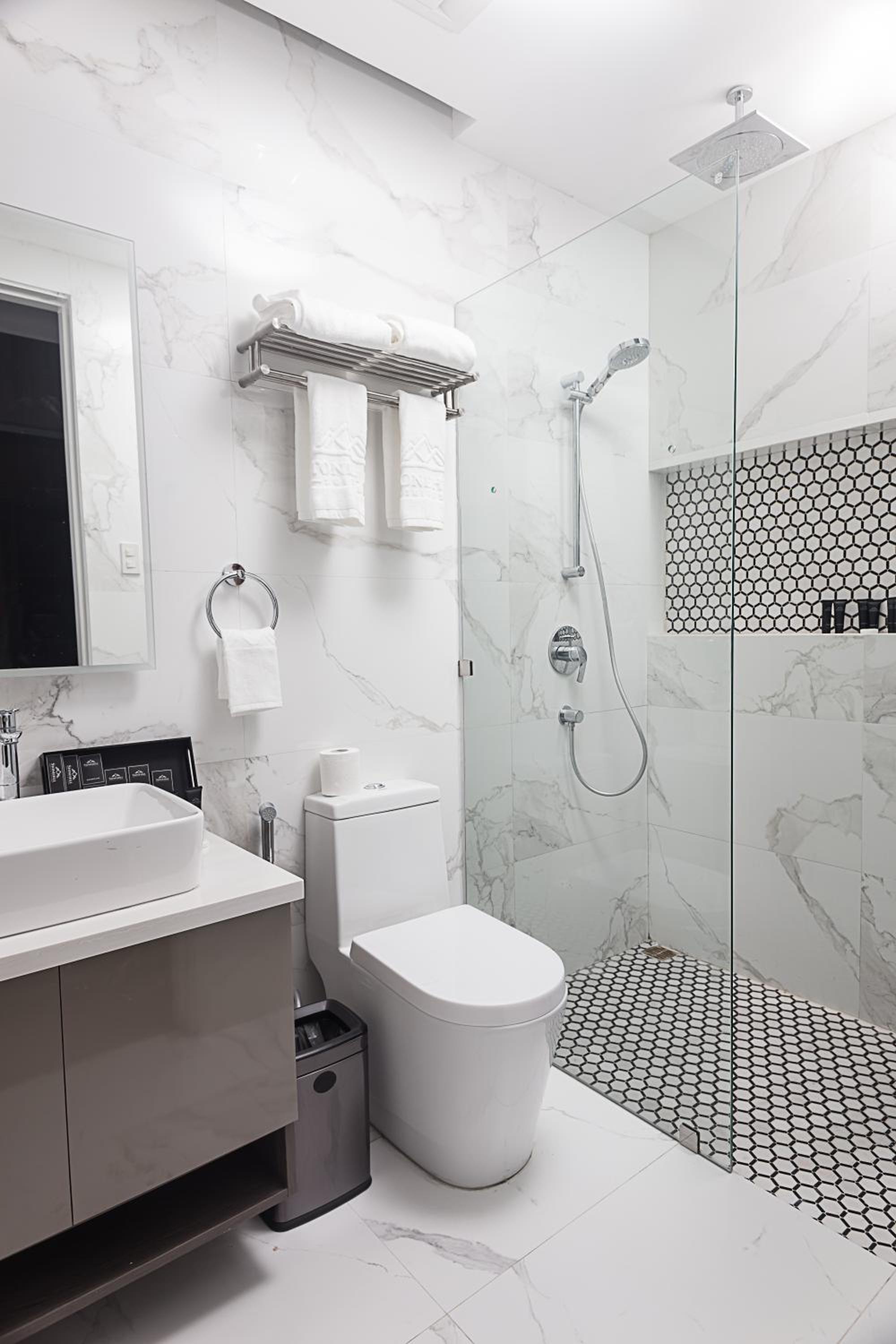 Deluxe Suite (No Window) - Photo 2