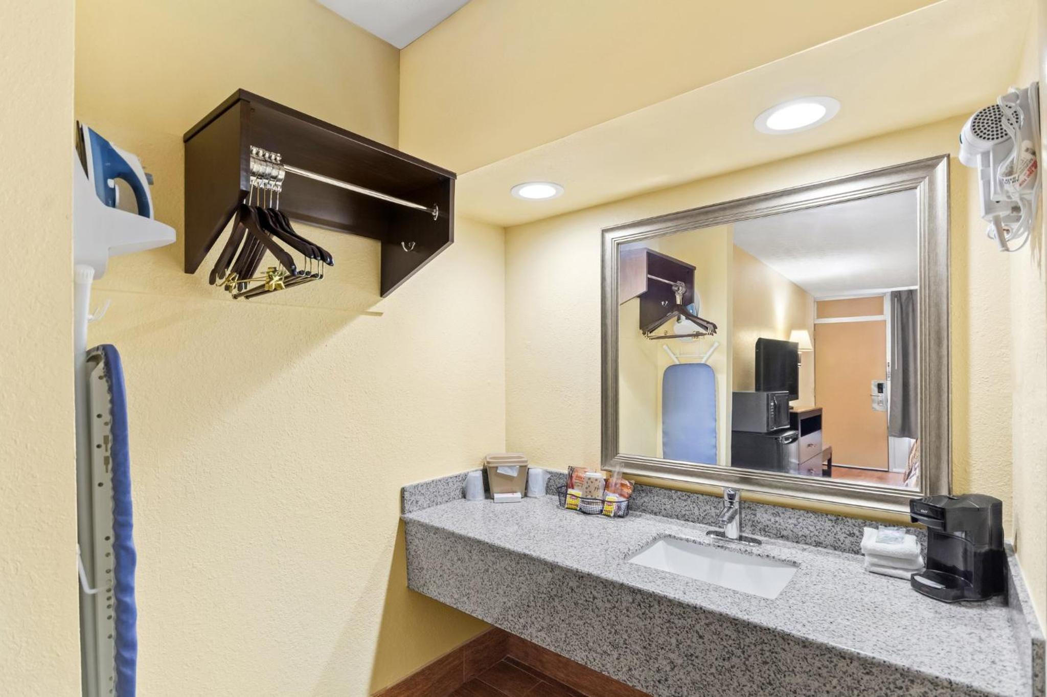 Superior King Room - Non-Smoking - Photo 5