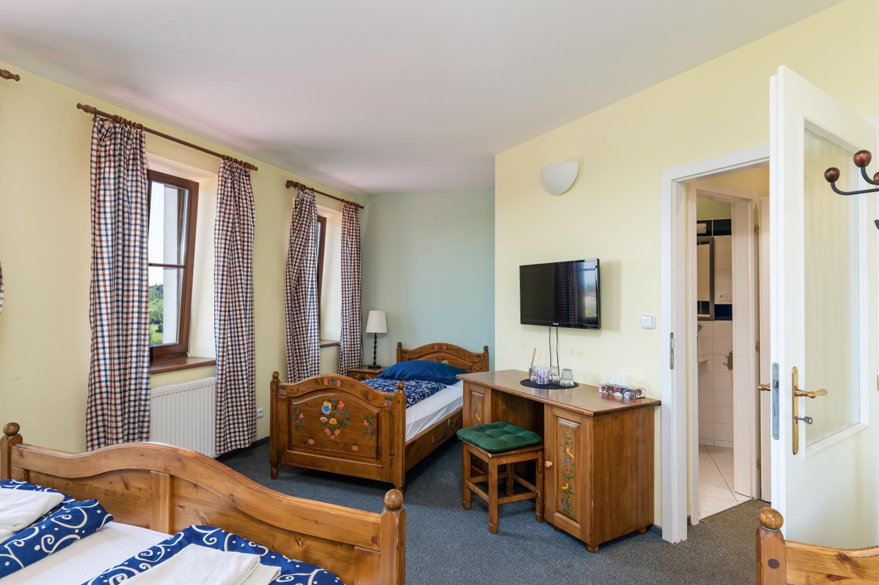 Quadruple Room with Private Bathroom - Photo 2