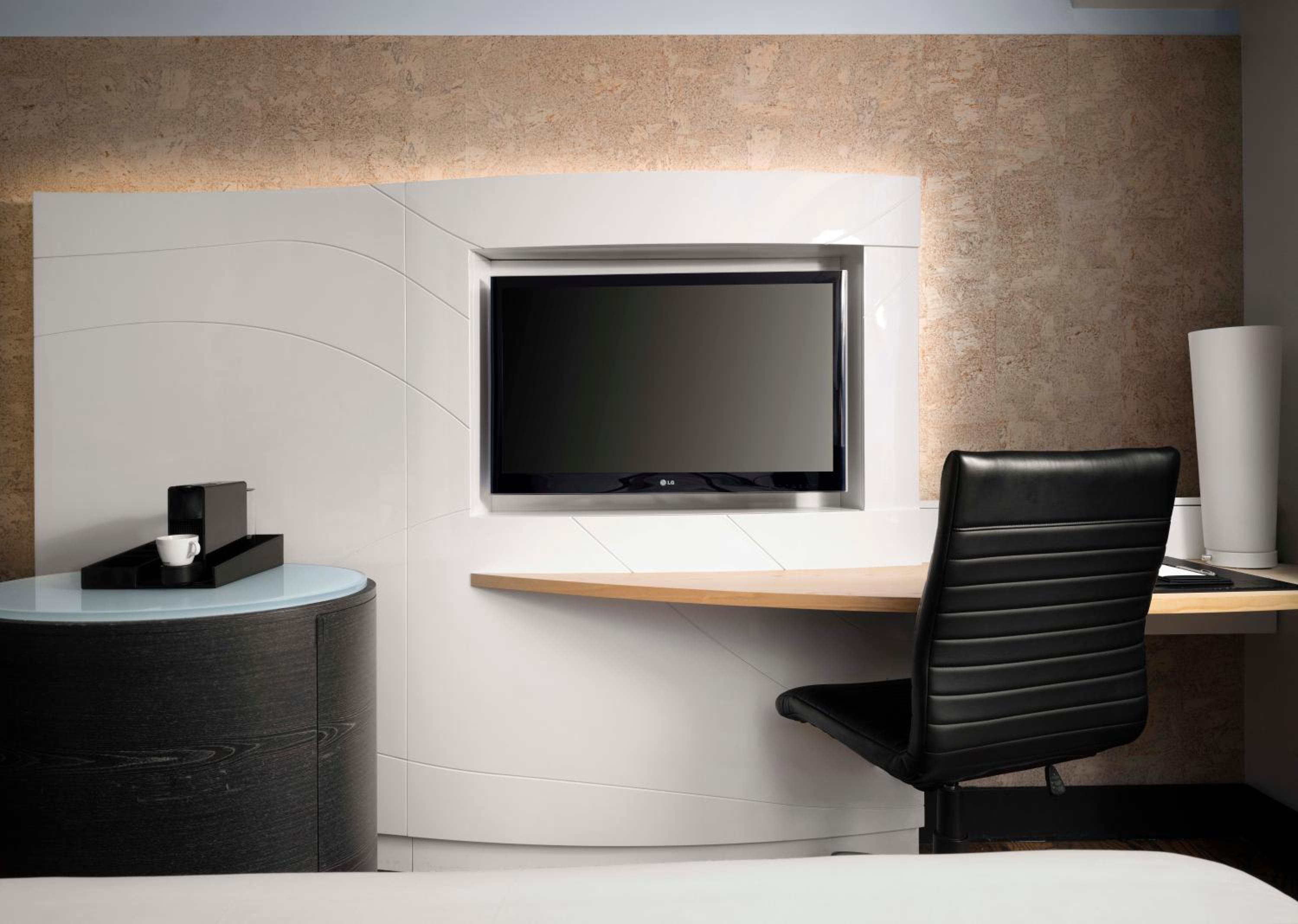 King Room with City View thumbnail 5