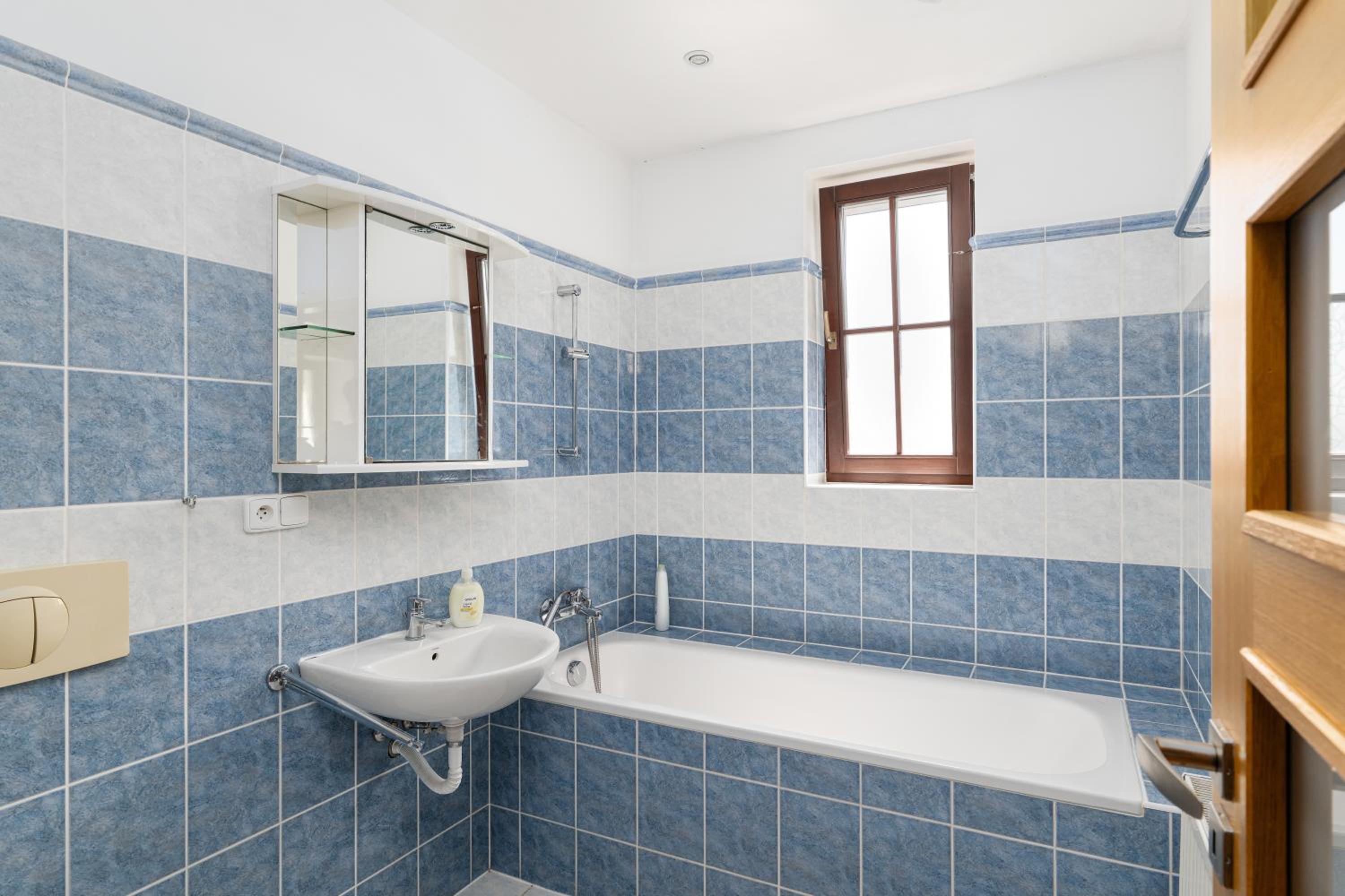 Quadruple Room with Private Bathroom - Photo 3