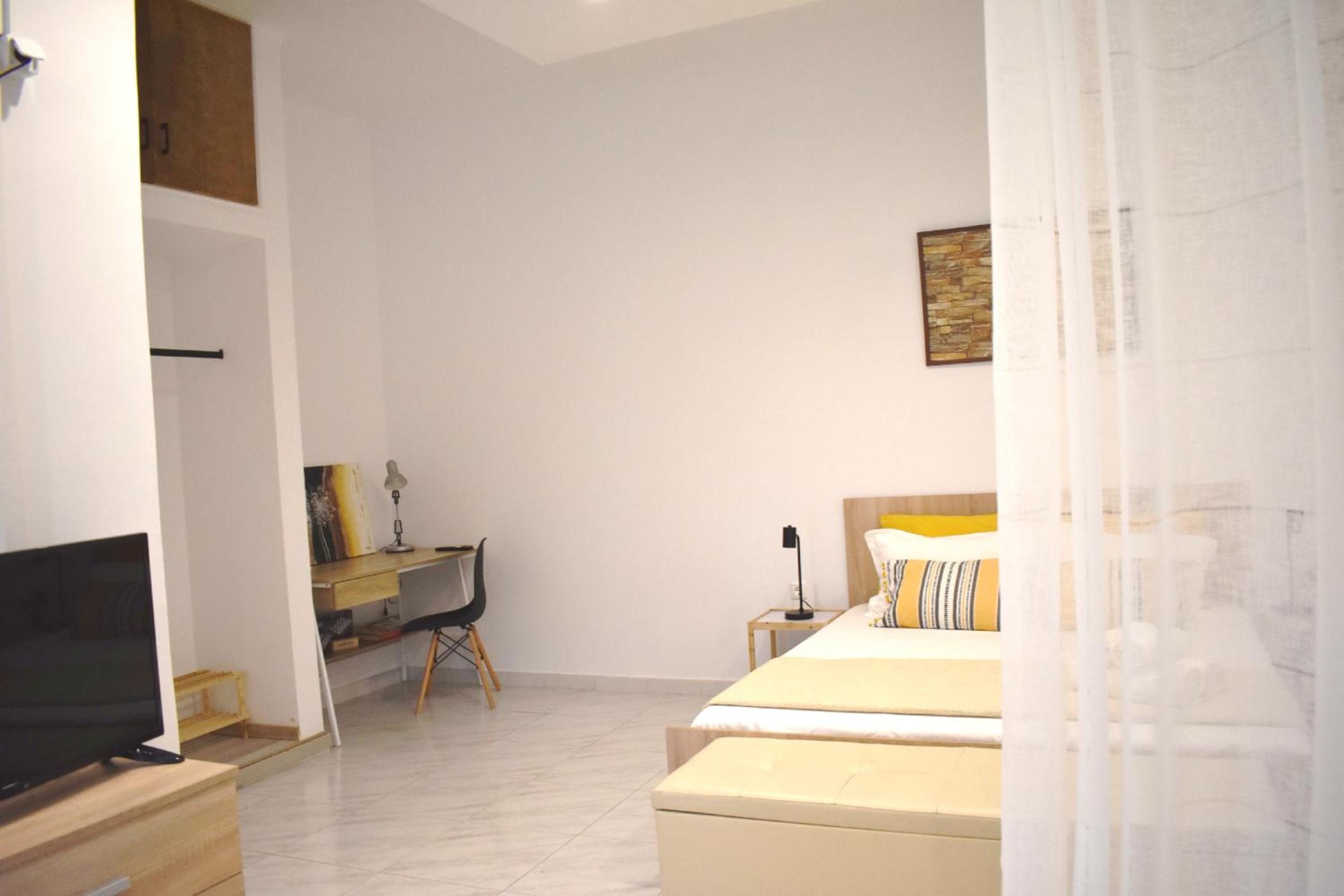 Studio Apartment with Queen Bed photo 2