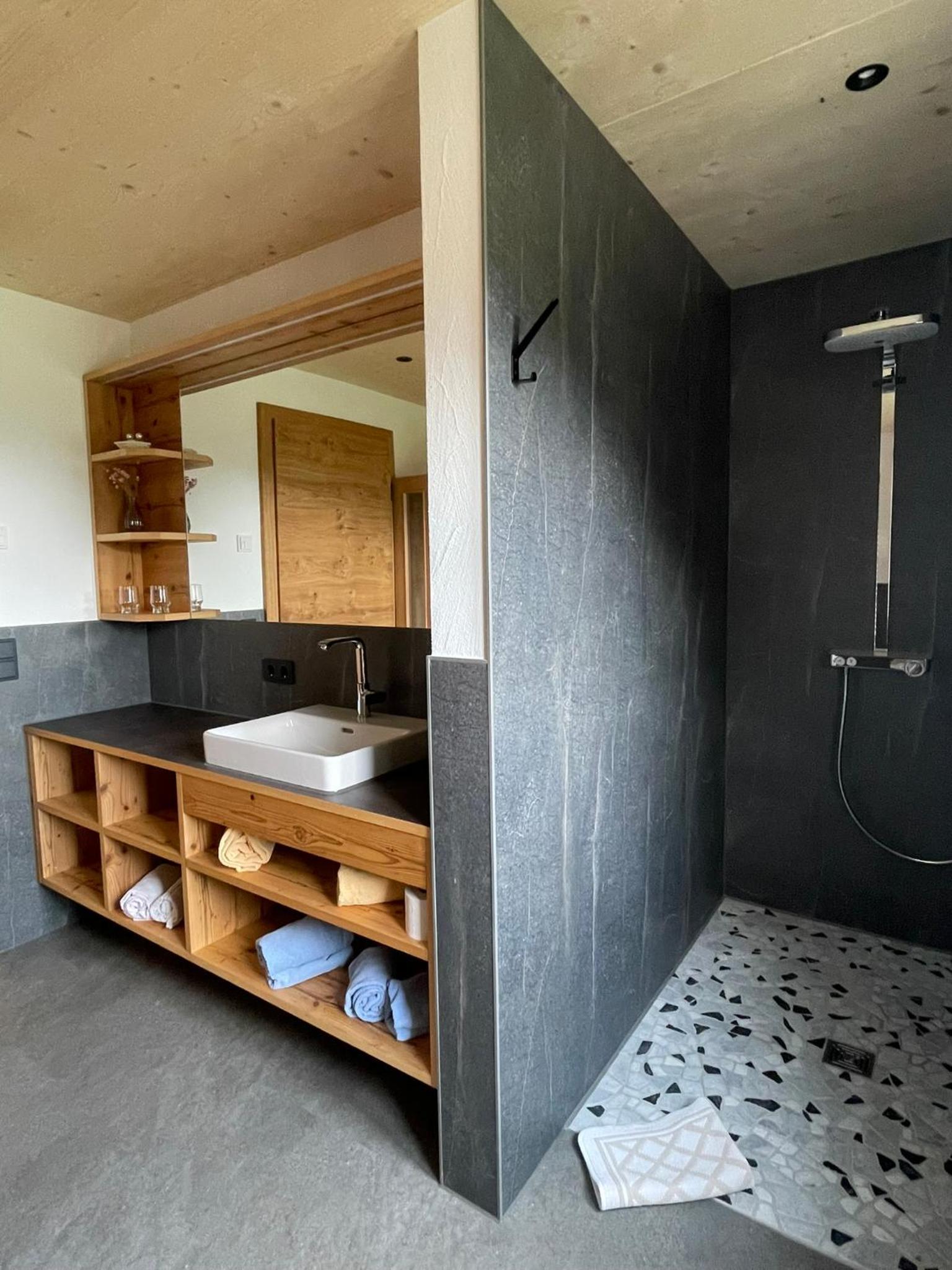Two-Bedroom Apartment with Mountain View photo 3