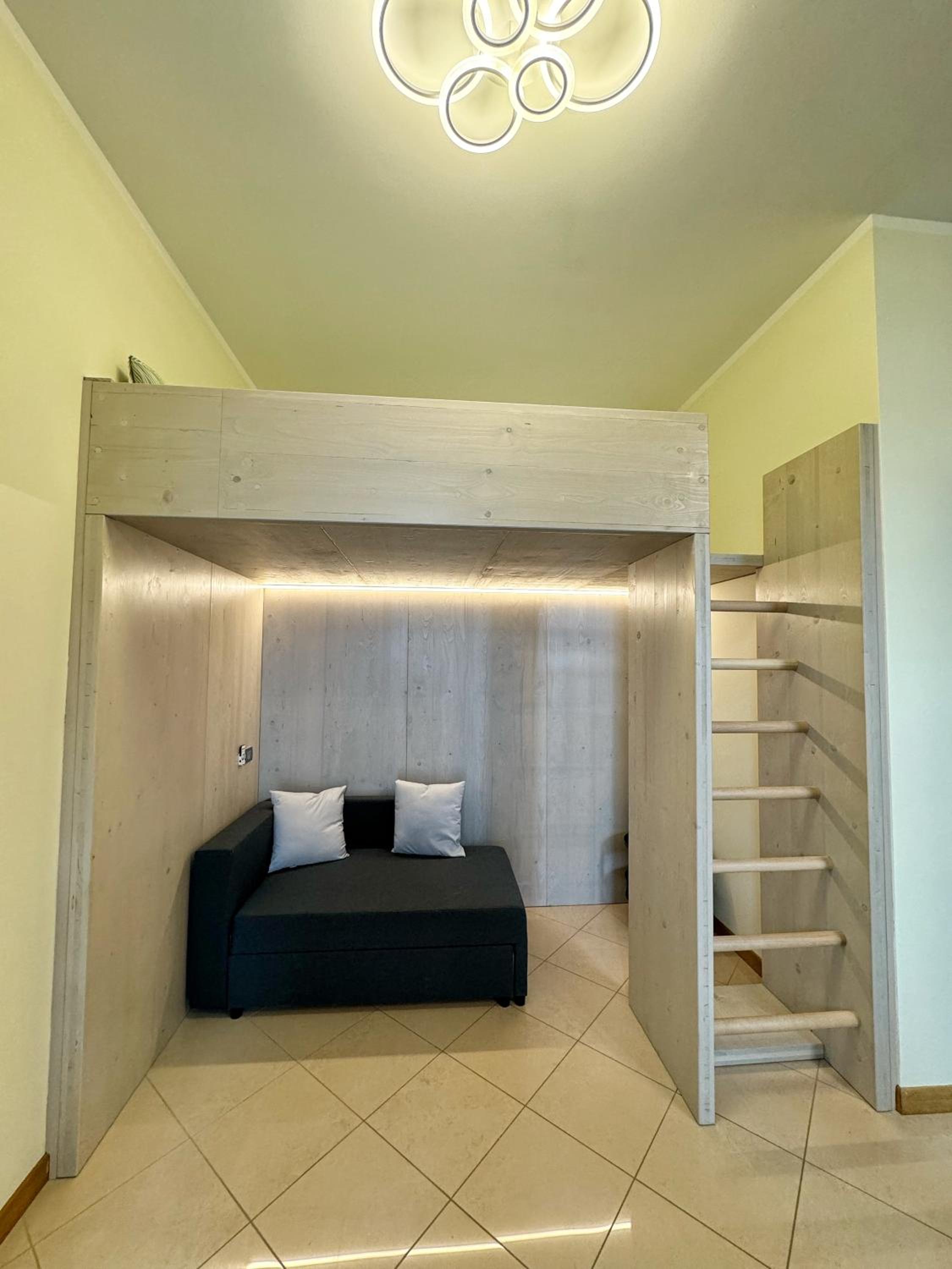 One-Bedroom Apartment photo 1