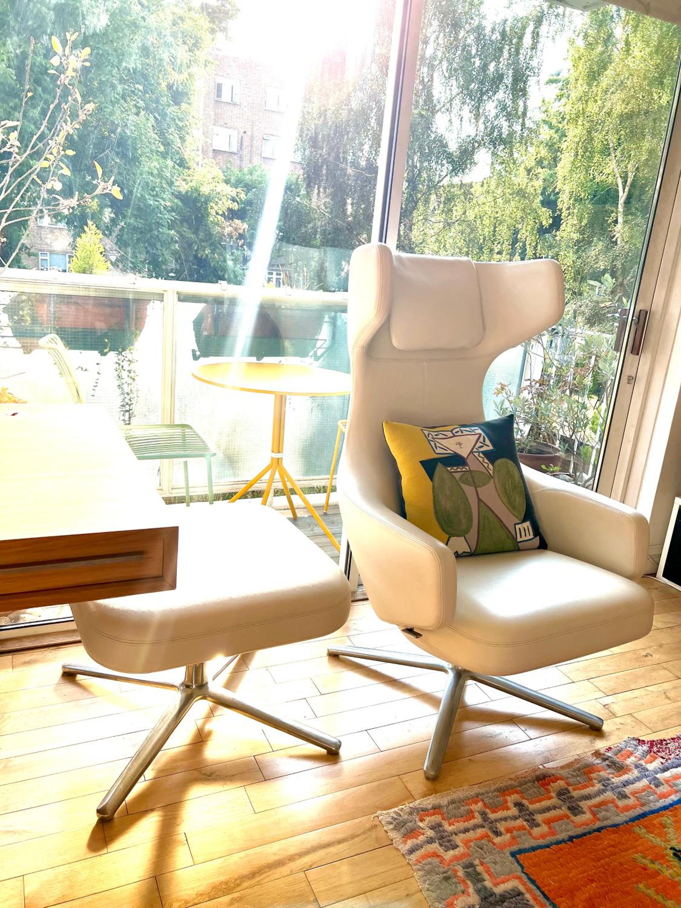 Four-Bedroom Apartment with Balcony  photo 2