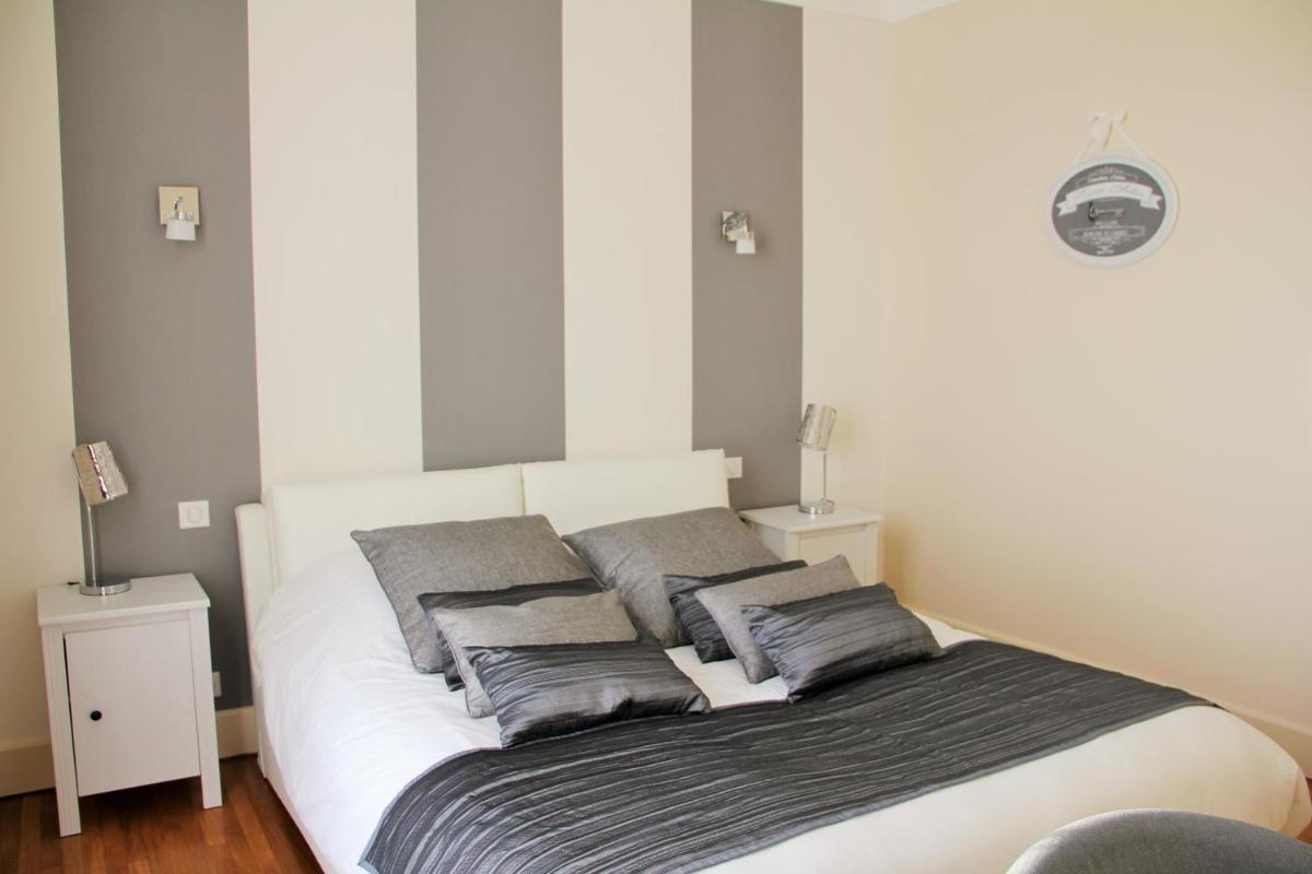 Two Connecting Double Rooms with Shared Bathroom and Terrace photo 2