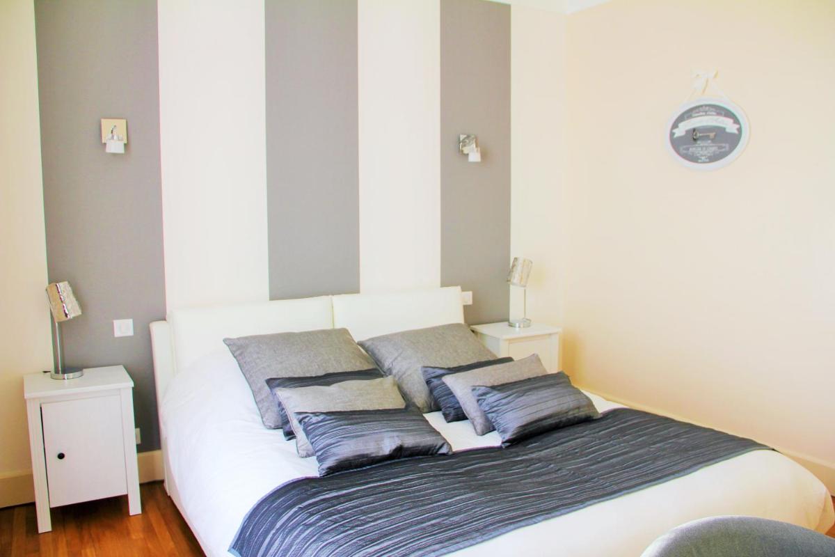 Two Connecting Double Rooms with Shared Bathroom and Terrace photo 1
