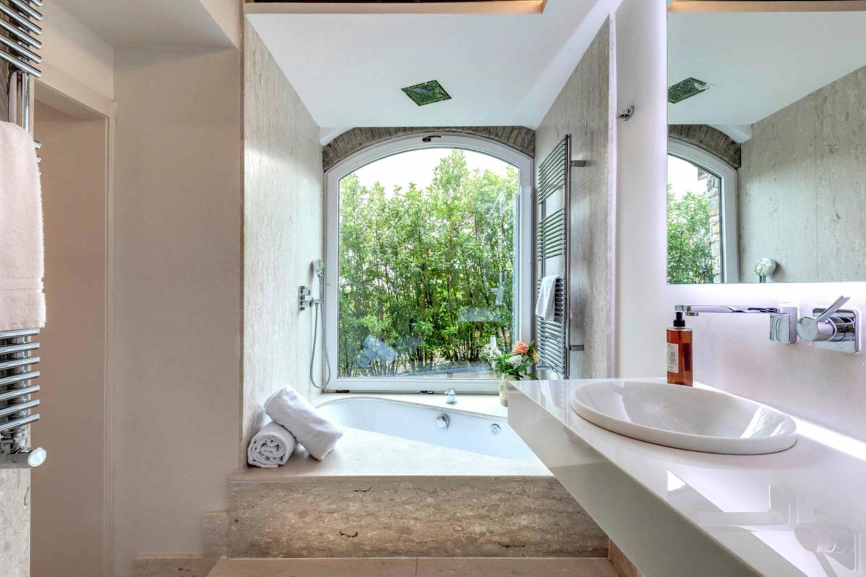 Seven-Bedroom Villa photo 3
