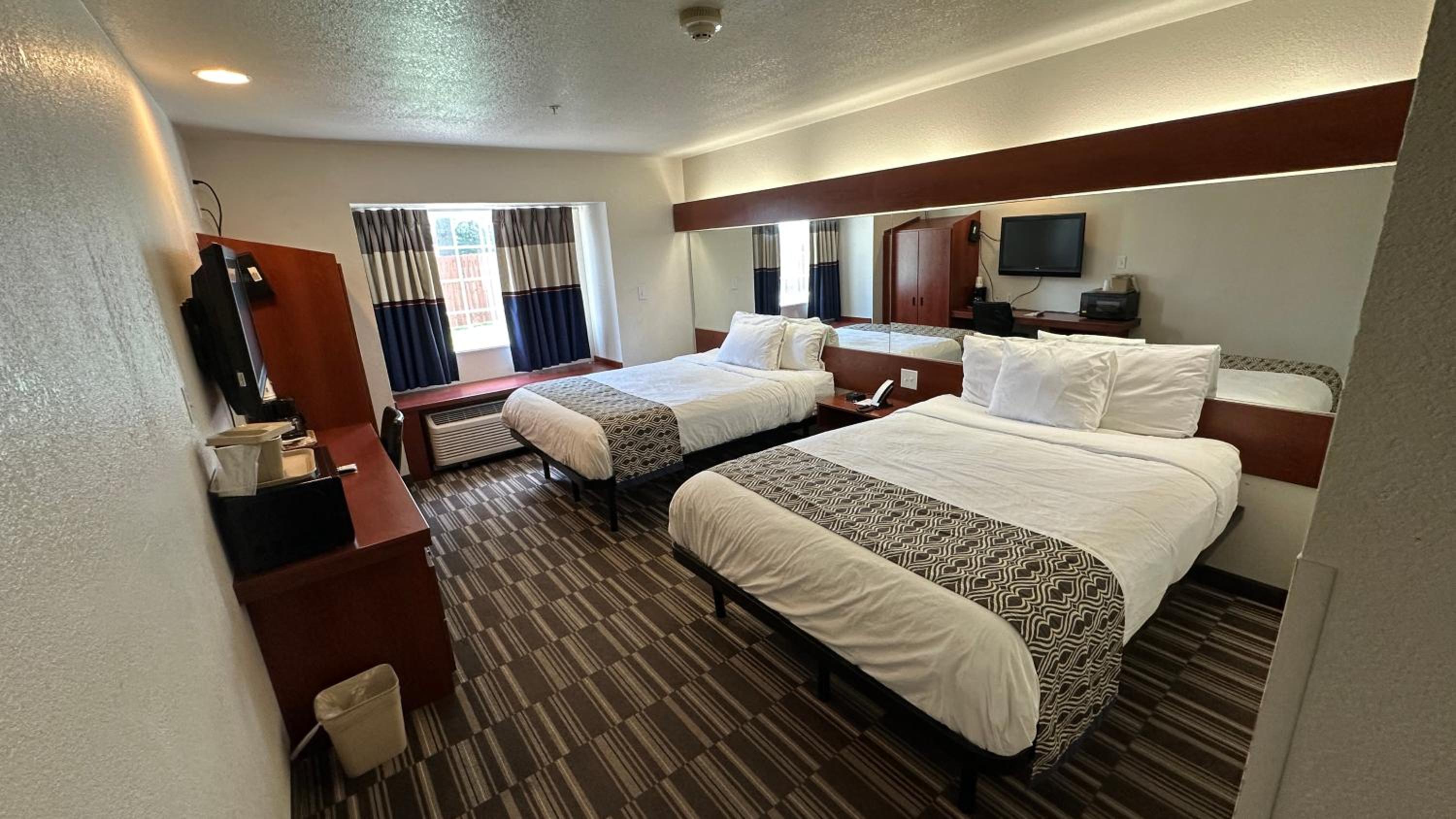 Deluxe Queen Room with Two Queen Beds - Disability Access - Non-Smoking - Photo 2