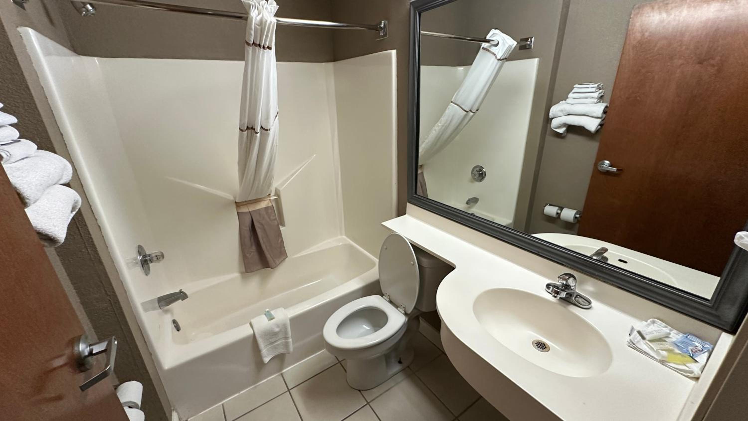 King Suite - Non-Smoking - Photo 3