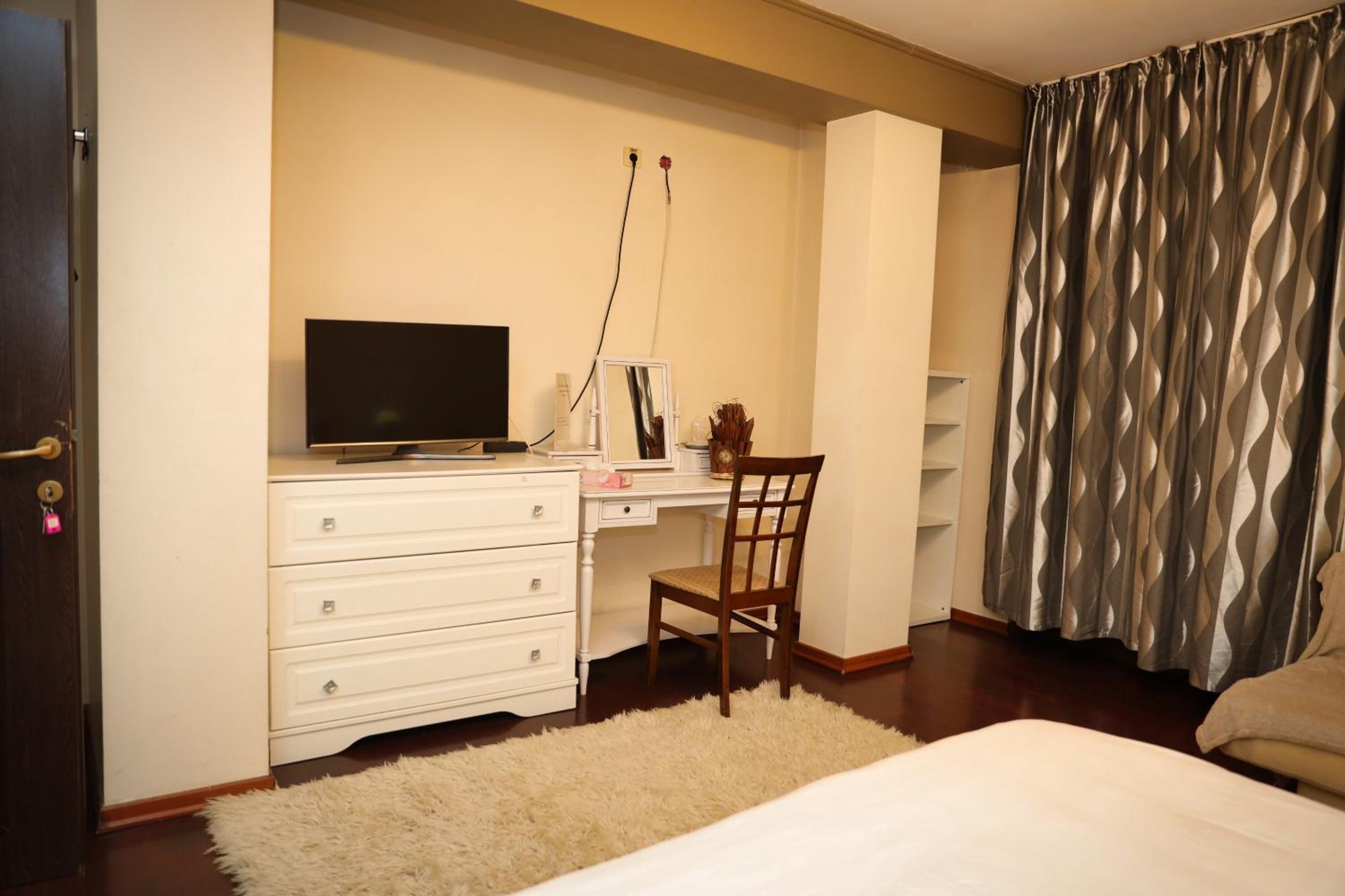 Queen Room with Balcony - Photo 7