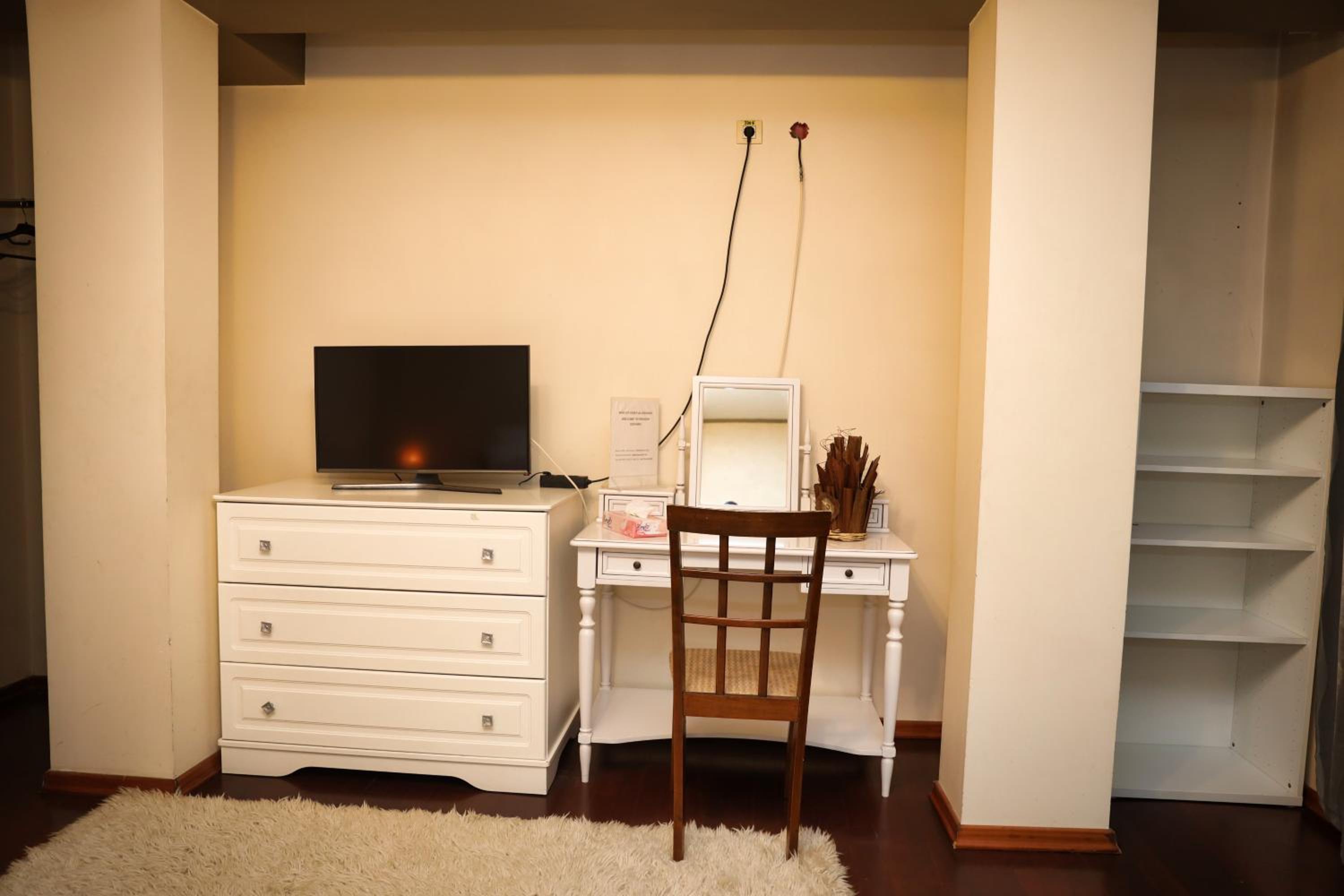 Queen Room with Balcony - Photo 6