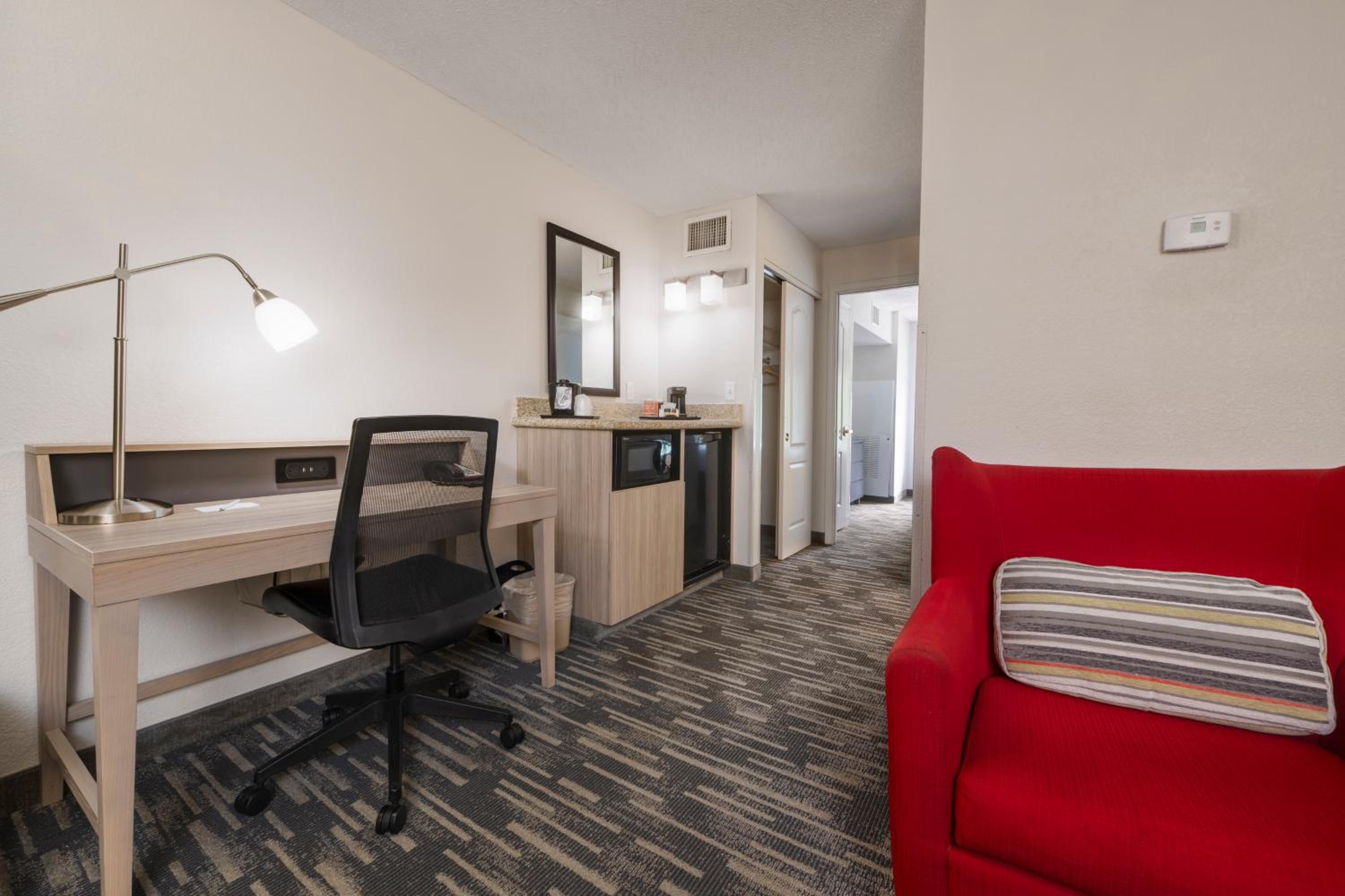 One-Bedroom Suite with Two Queen Beds - Non-Smoking - Photo 4