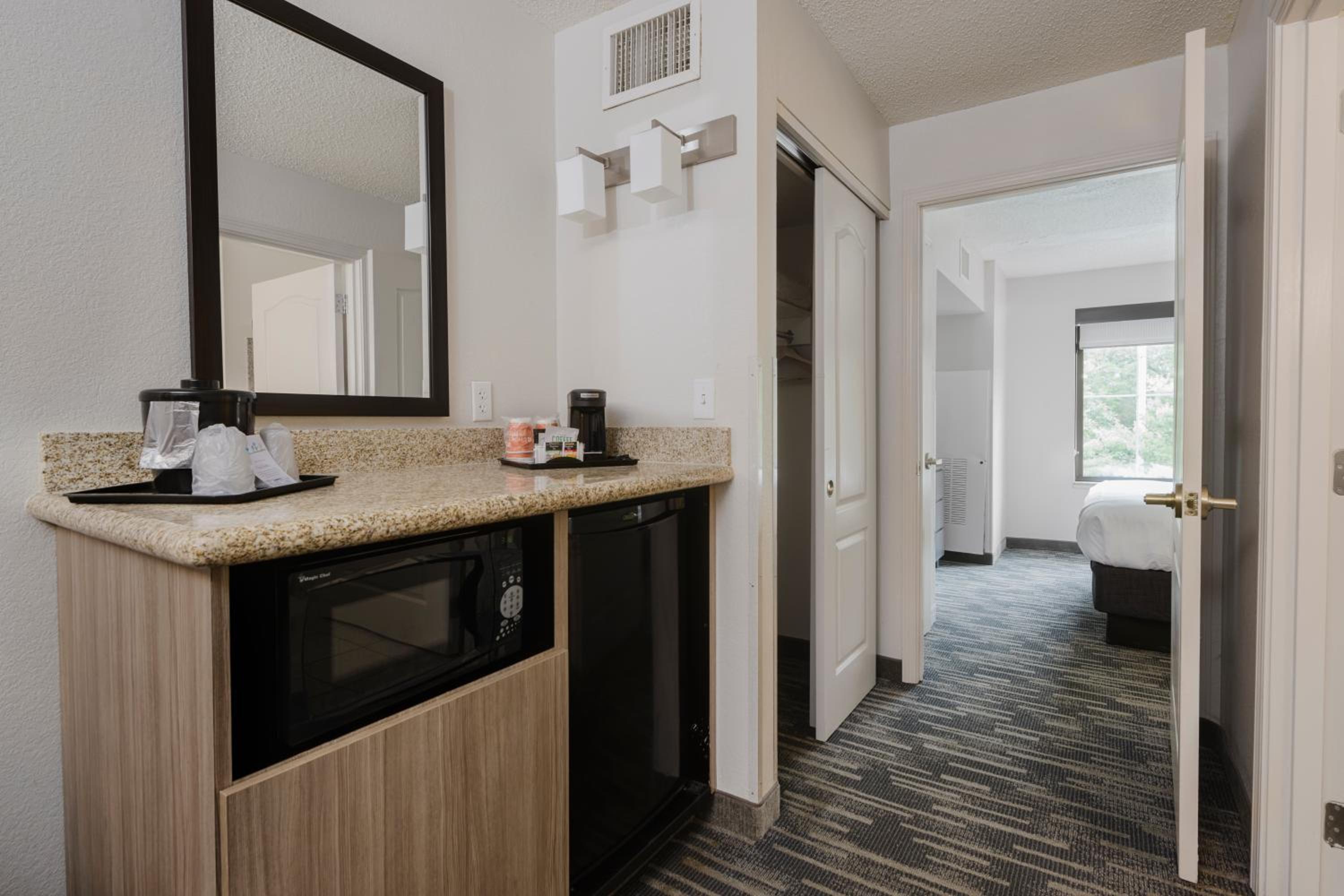 One-Bedroom King Suite - Non-Smoking - Photo 12