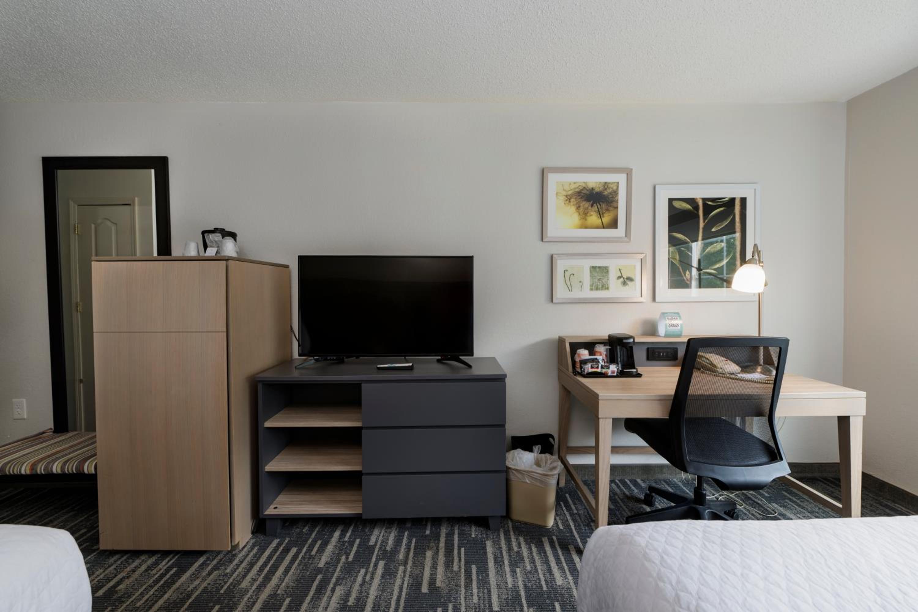 Queen Room with Two Queen Beds - Non-Smoking - Photo 6