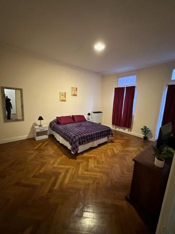 Deluxe One-Bedroom Apartment with City View photo 2