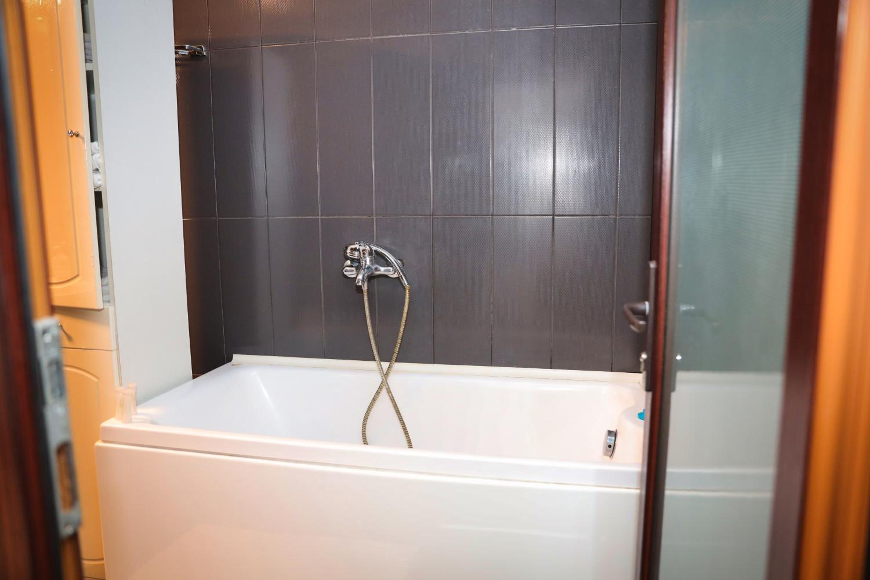 Quadruple Room with Bath - Photo 9