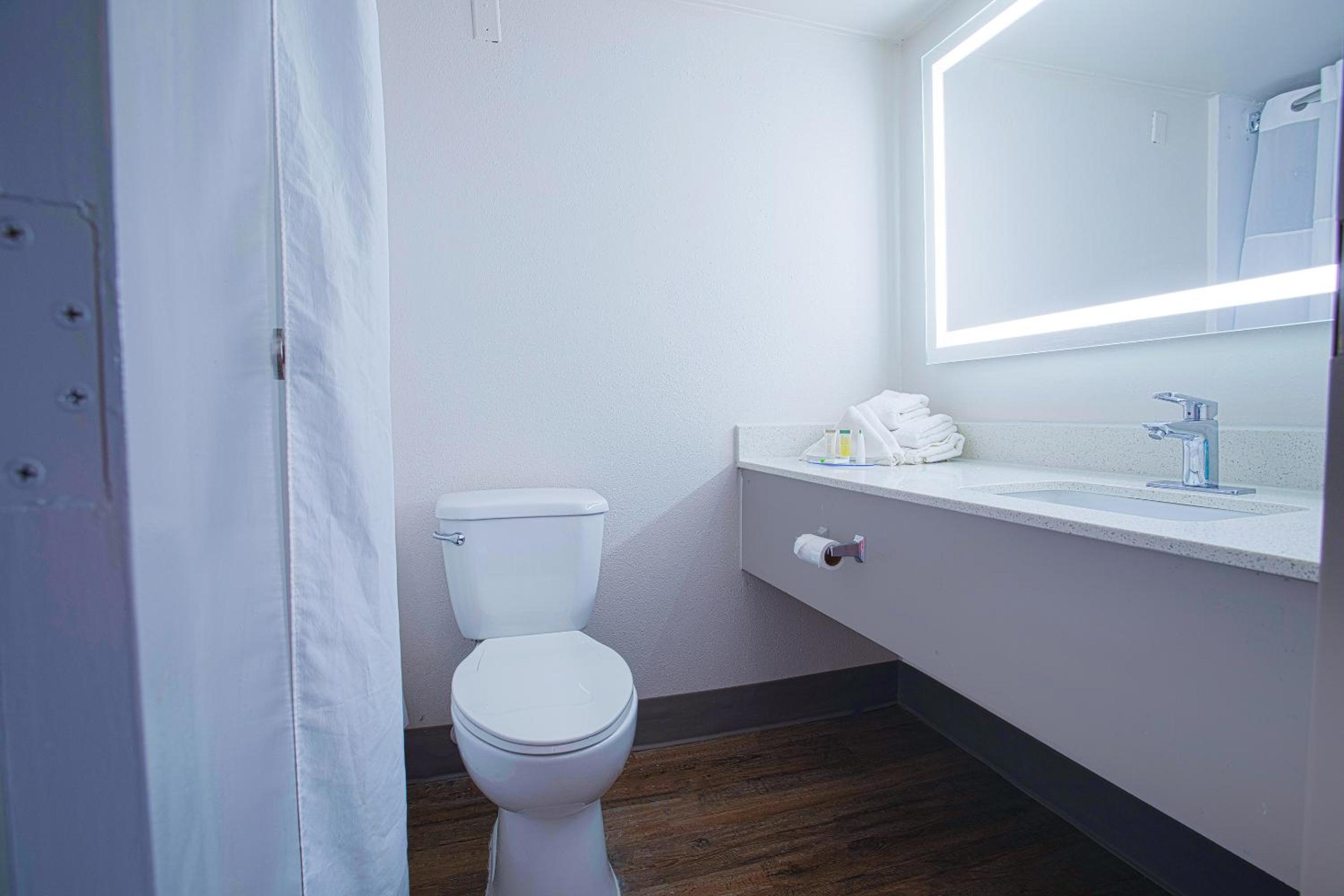King Suite - Non-Smoking - Photo 12