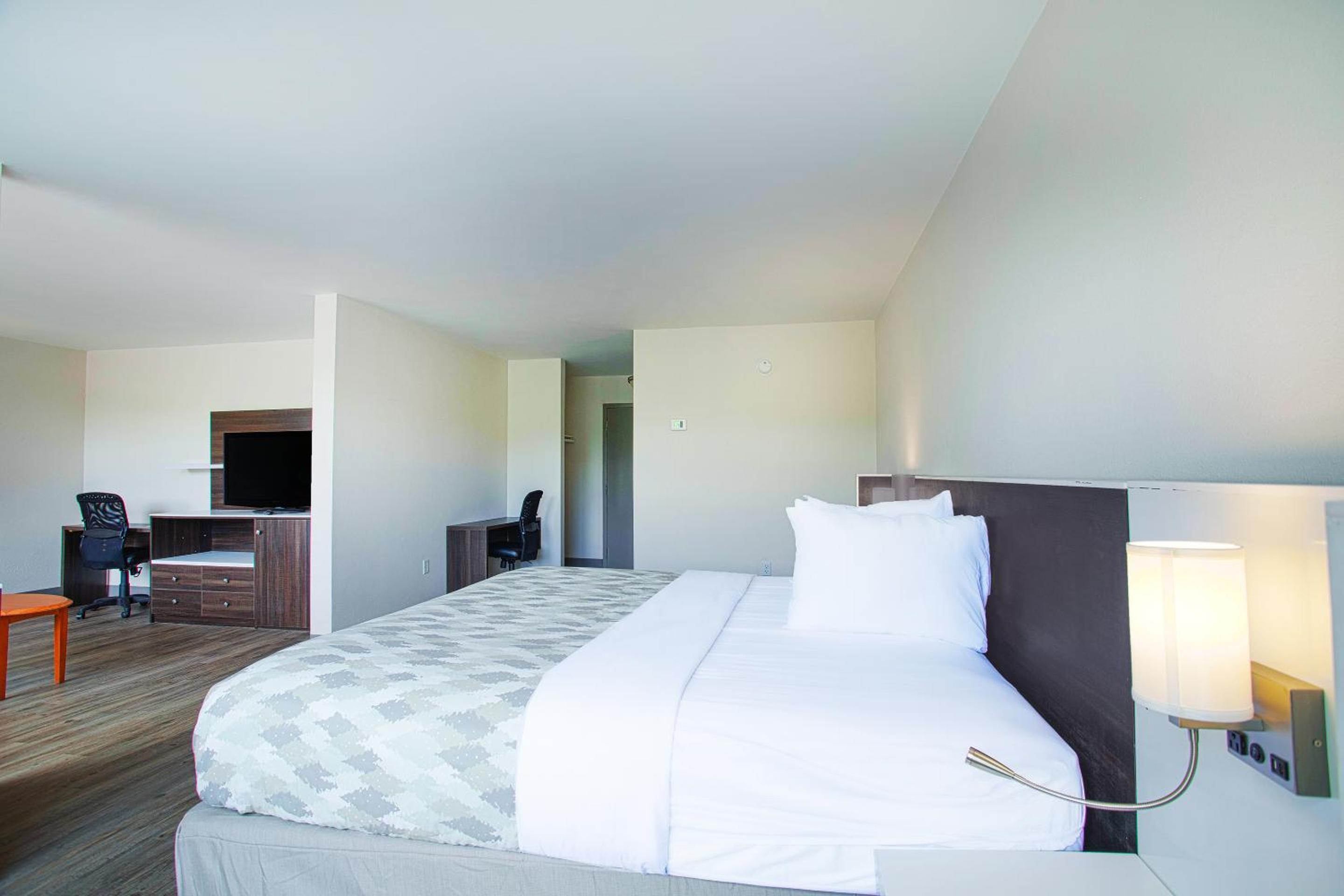 King Suite - Non-Smoking - Photo 10