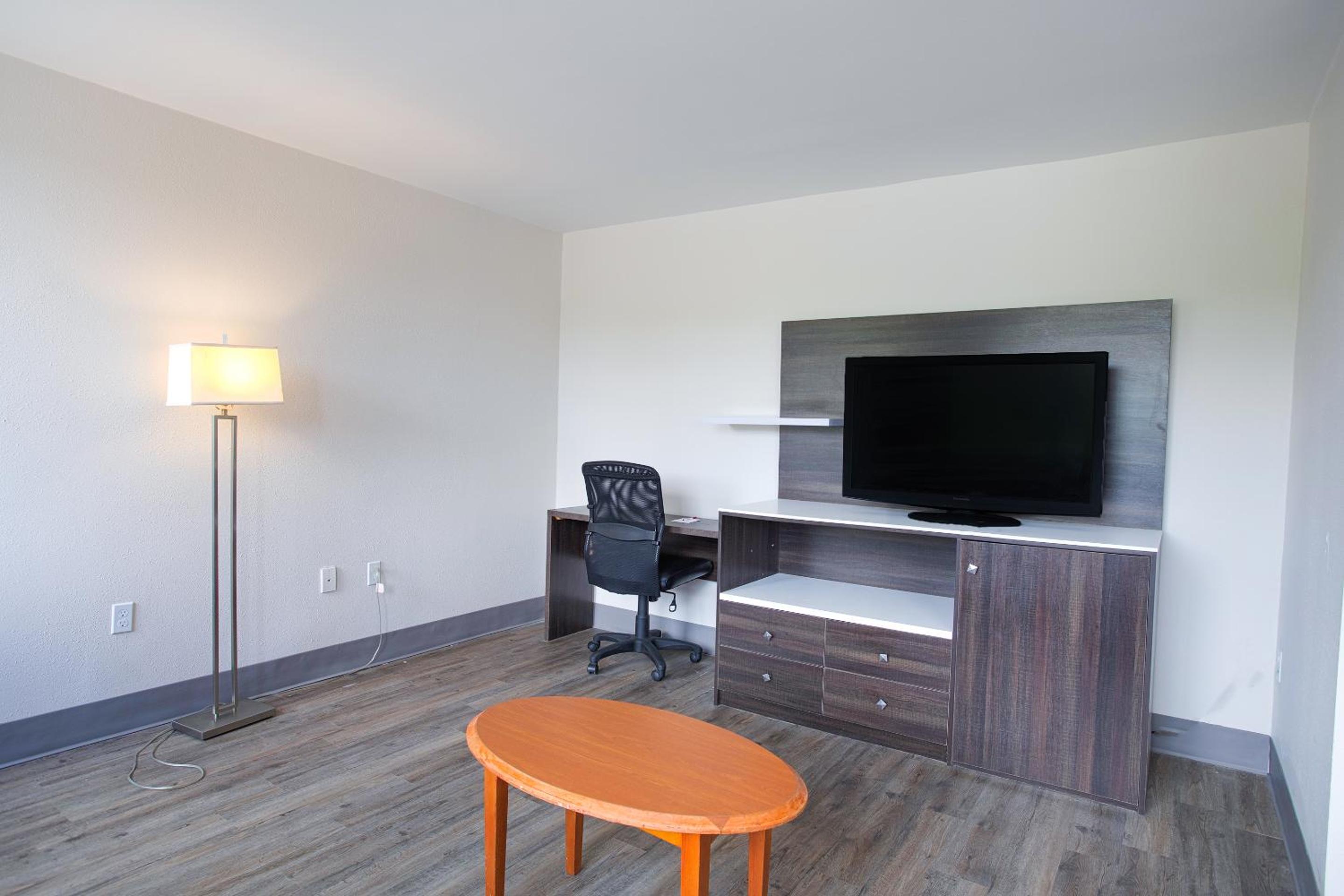 King Suite - Non-Smoking - Photo 8