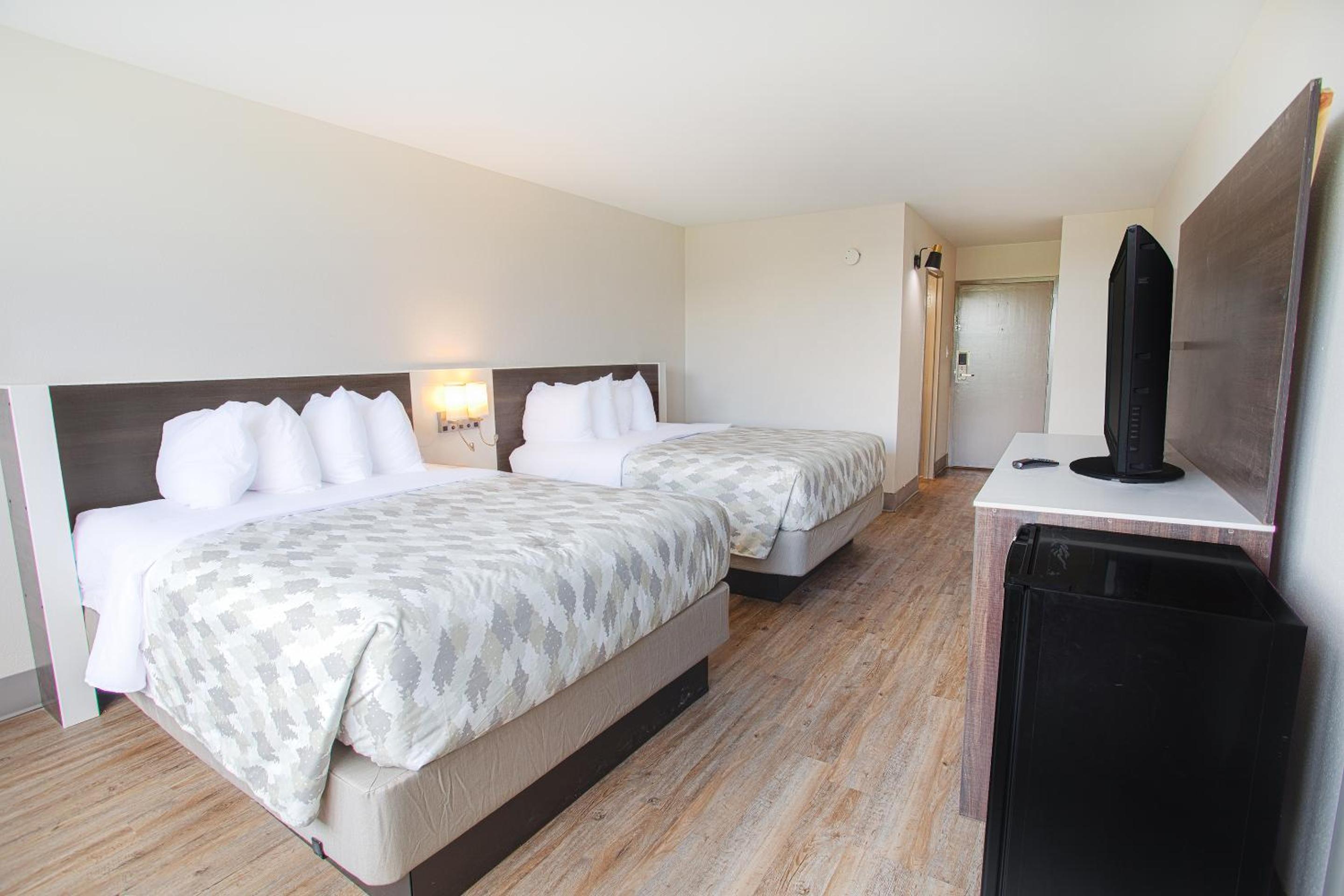 Queen Room with Two Queen Beds - Non-Smoking - Photo 5