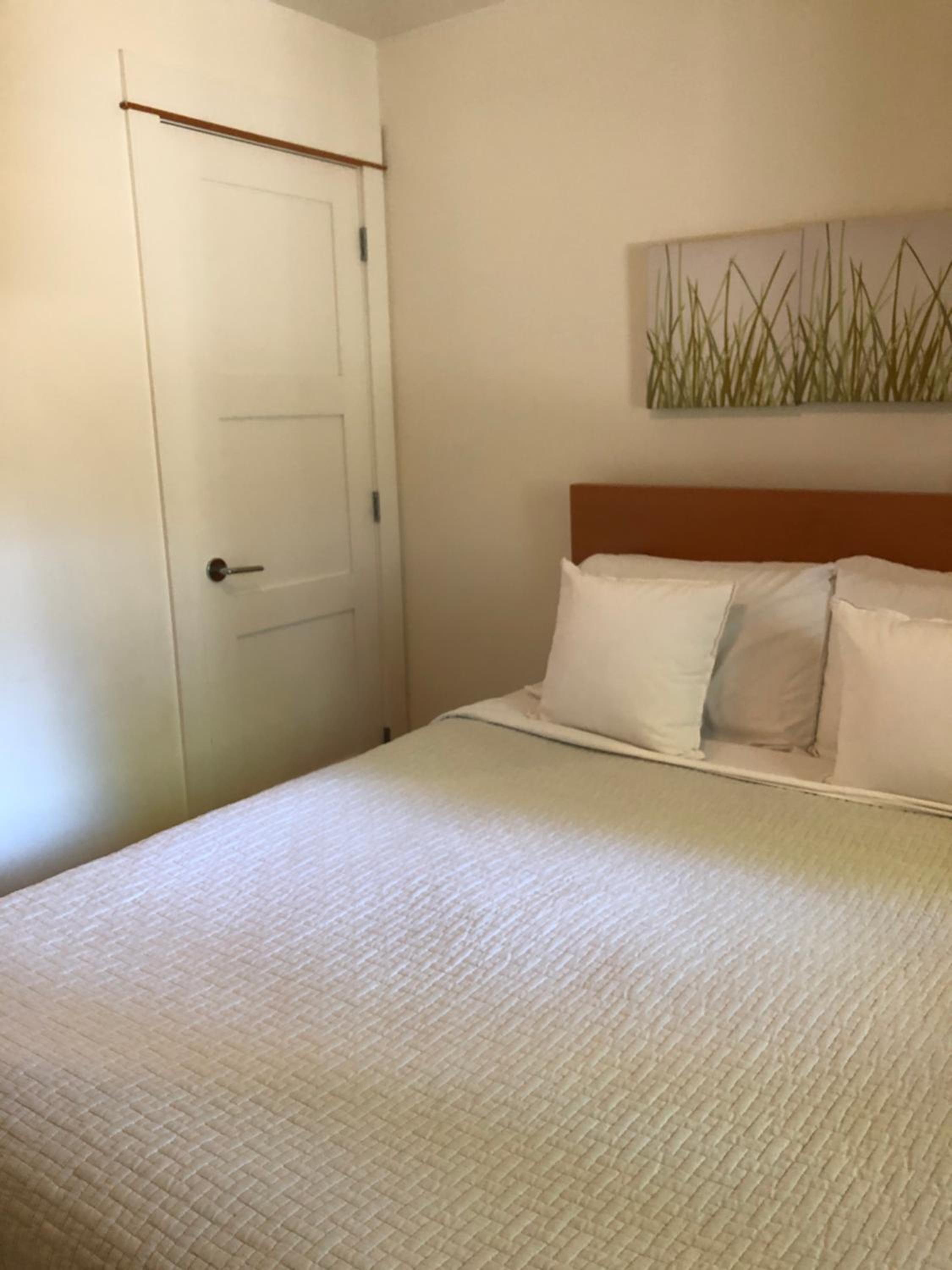 Two-Bedroom Apartment - Pet Friendly photo 2