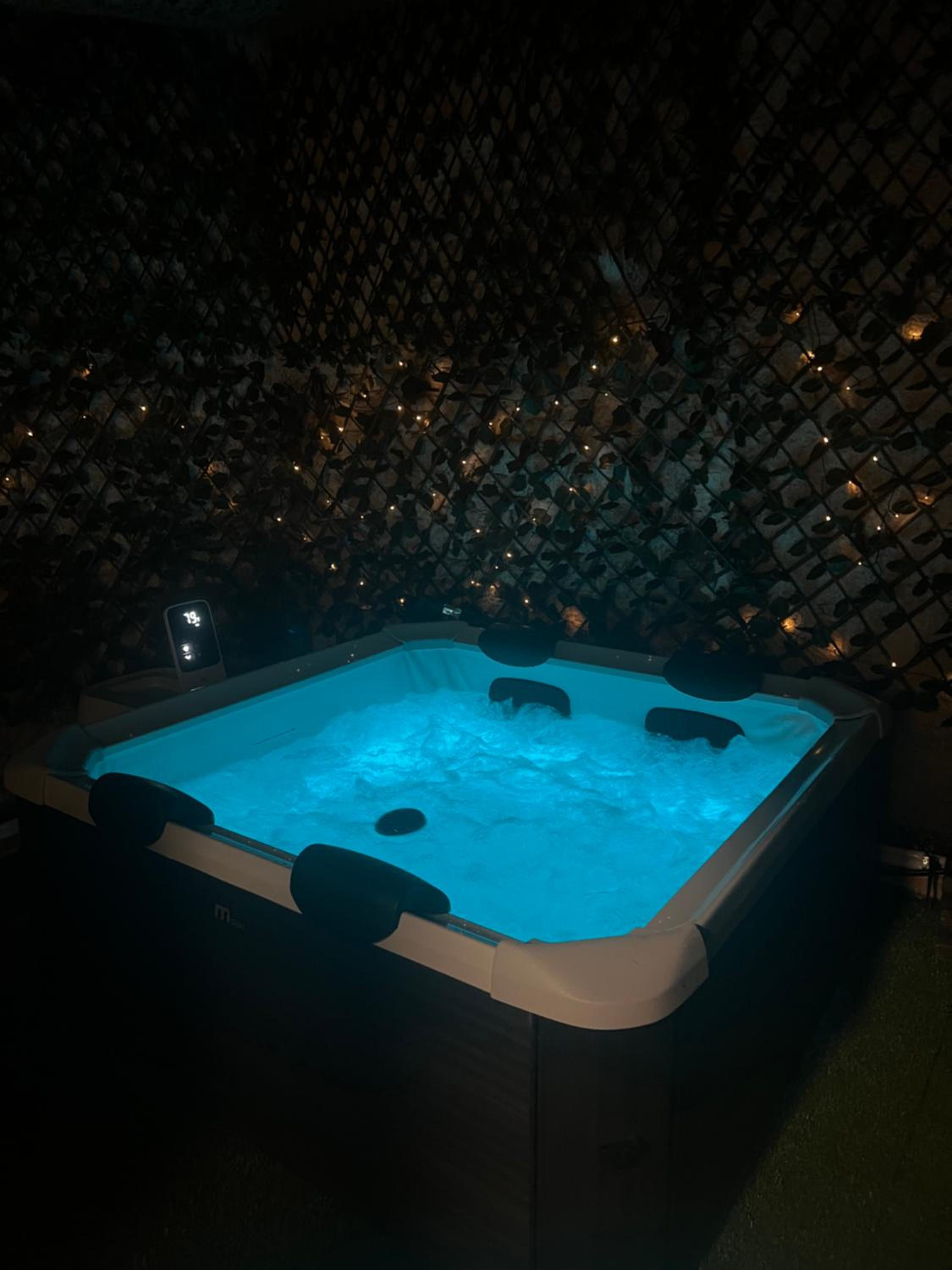 Deluxe Double Room with Balcony and Jacuzzi photo 2