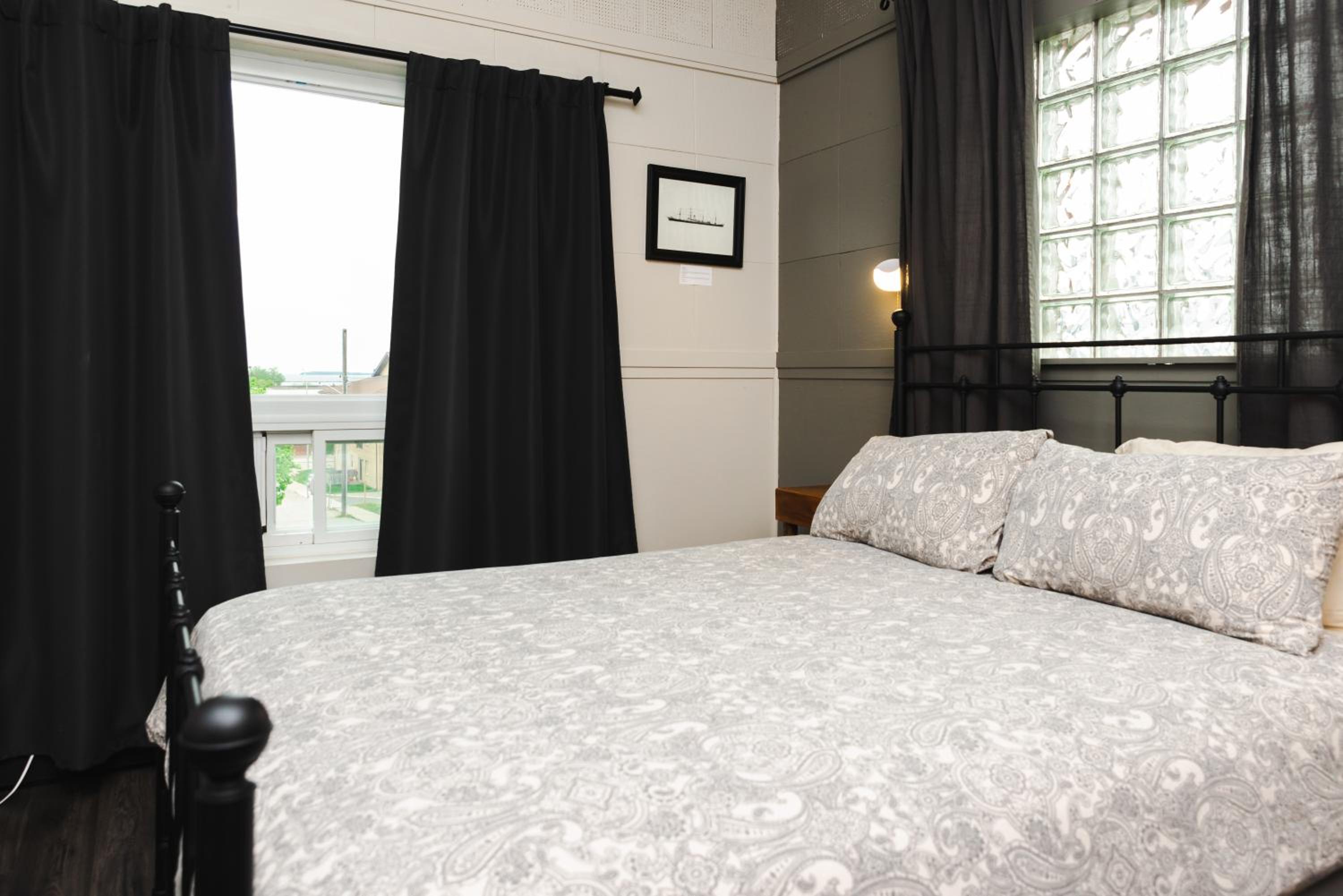 Queen Suite - No Pets - Photo 4