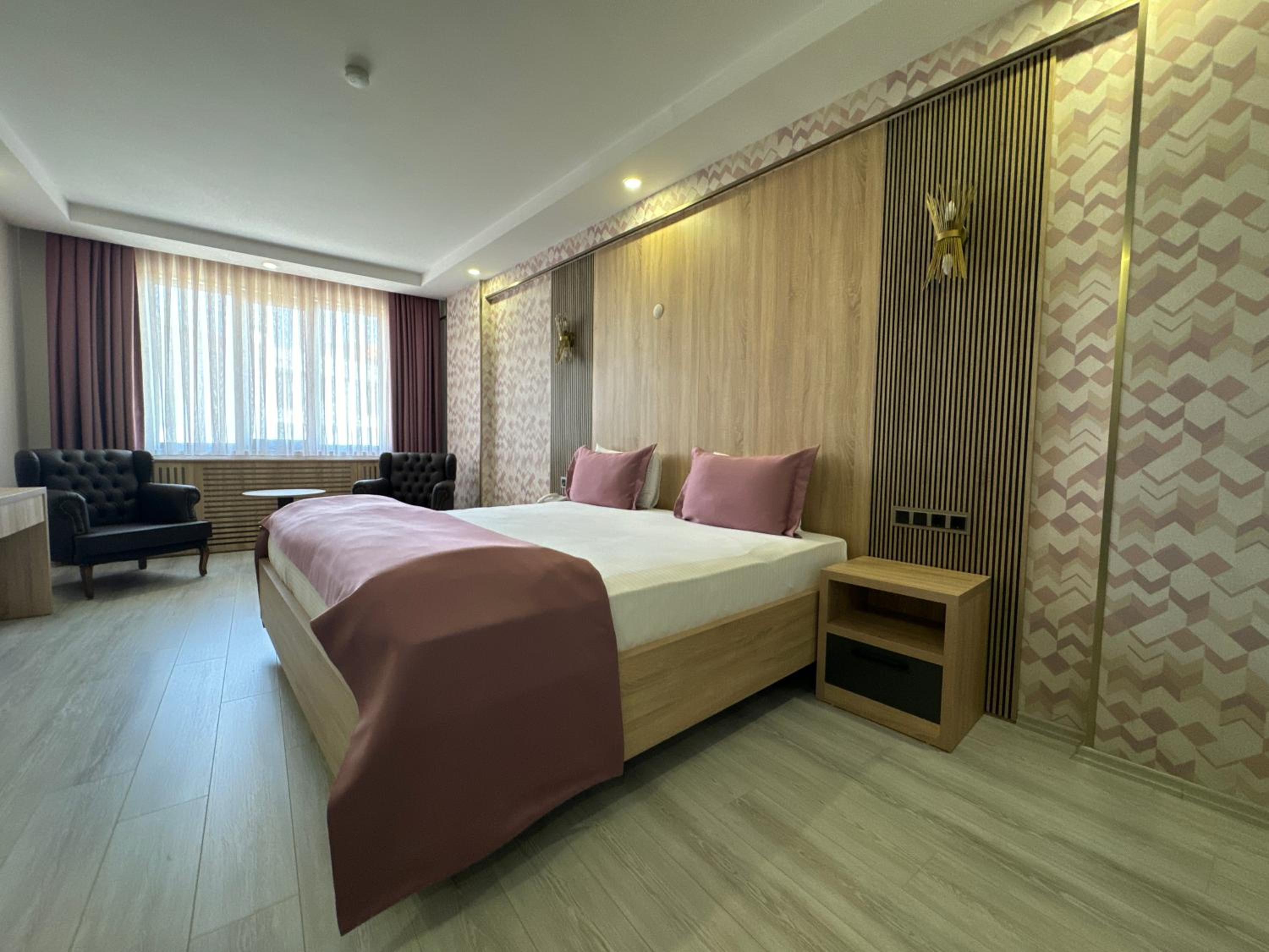 Queen Suite with Spa Bath