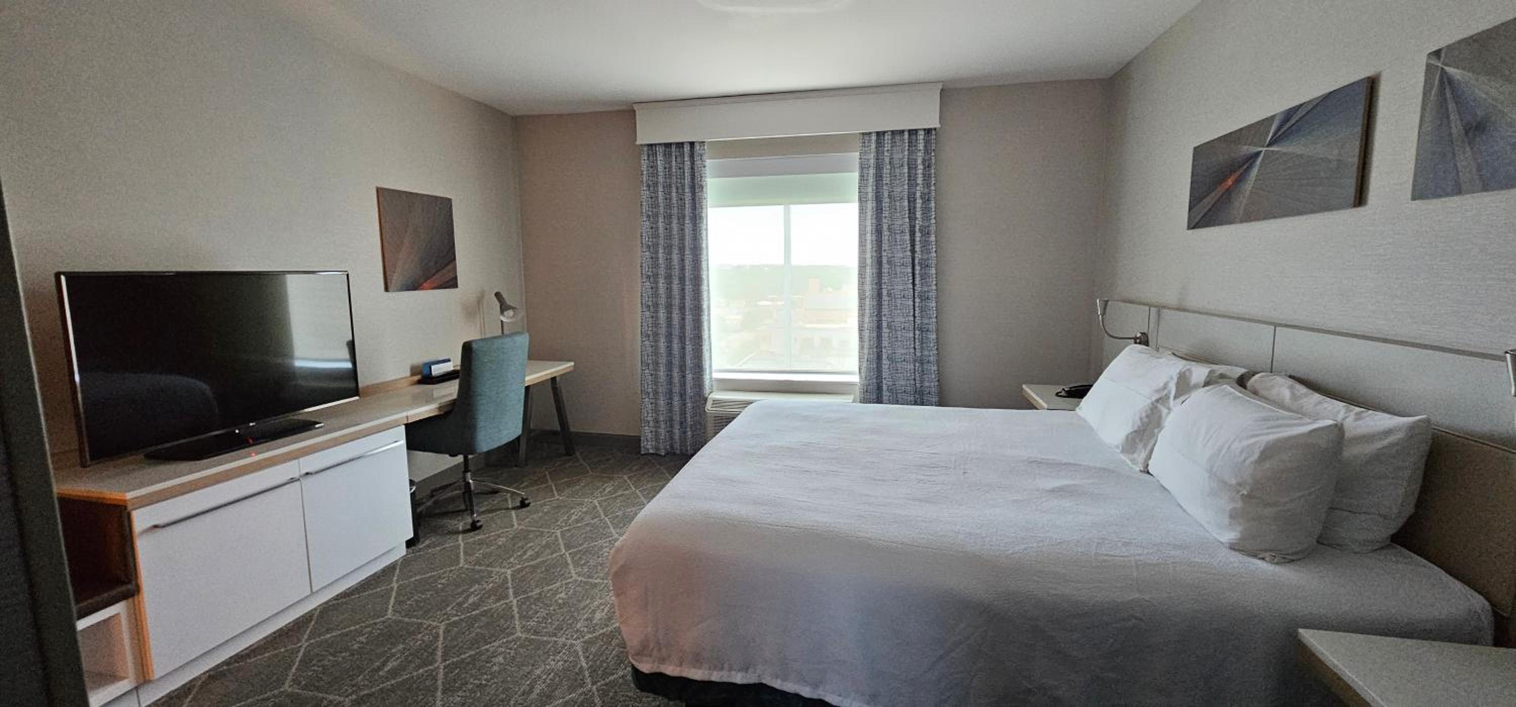 King Room with Tub - Mobility and Hearing Access - Photo 1