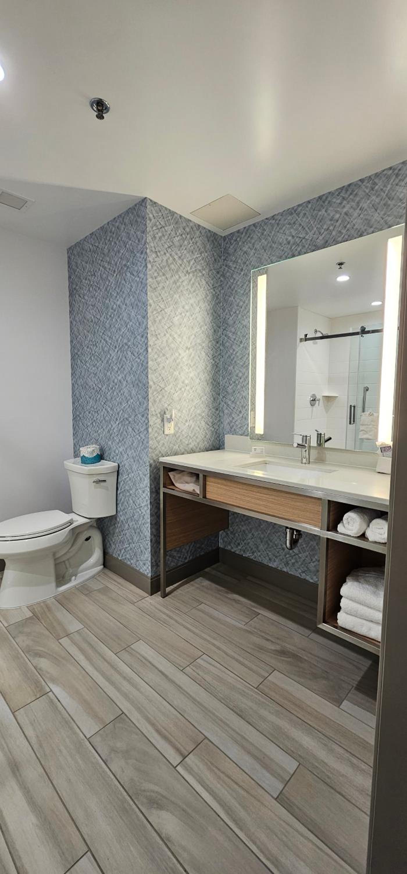 King Room with Tub - Mobility and Hearing Access - Photo 2