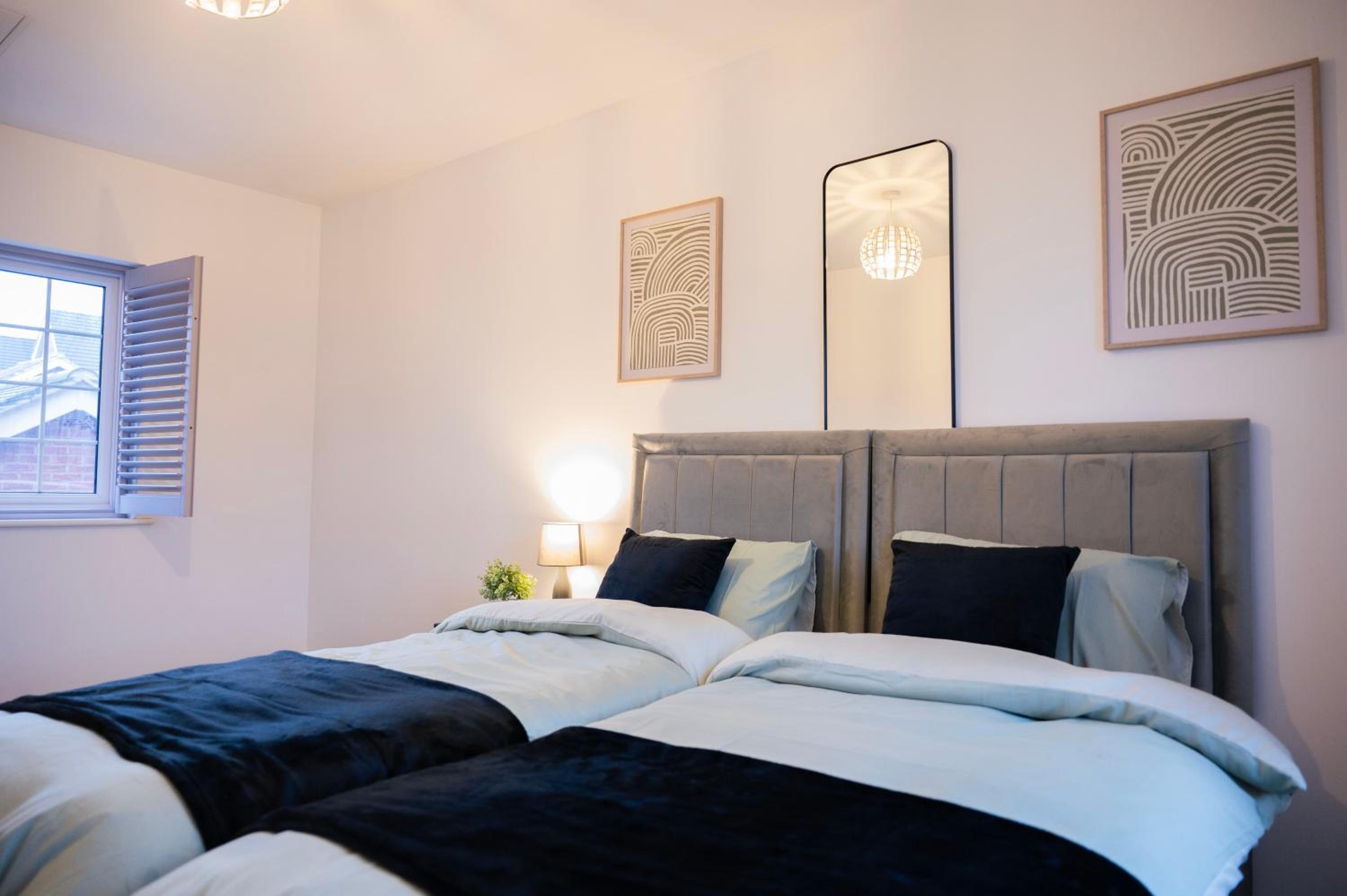 Five-Bedroom House photo 2