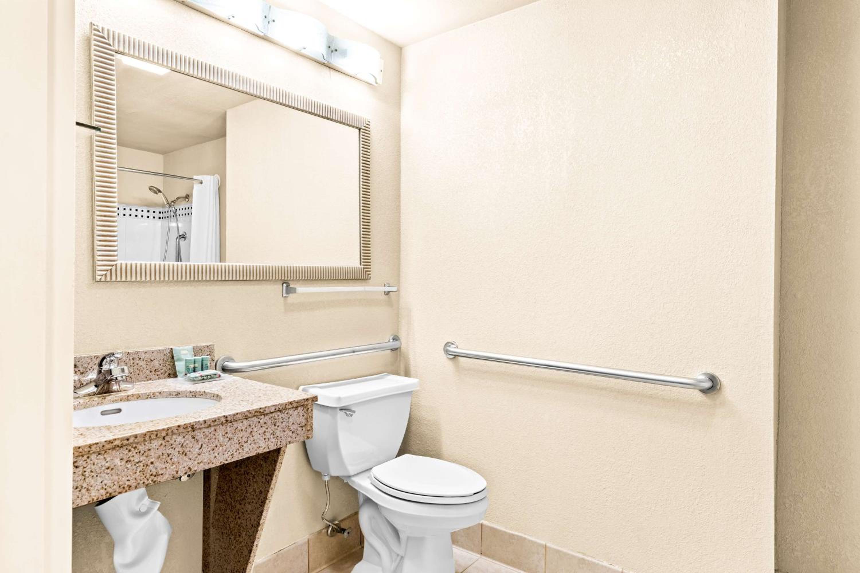 King Room with Roll-In Shower - Mobility Access photo 2