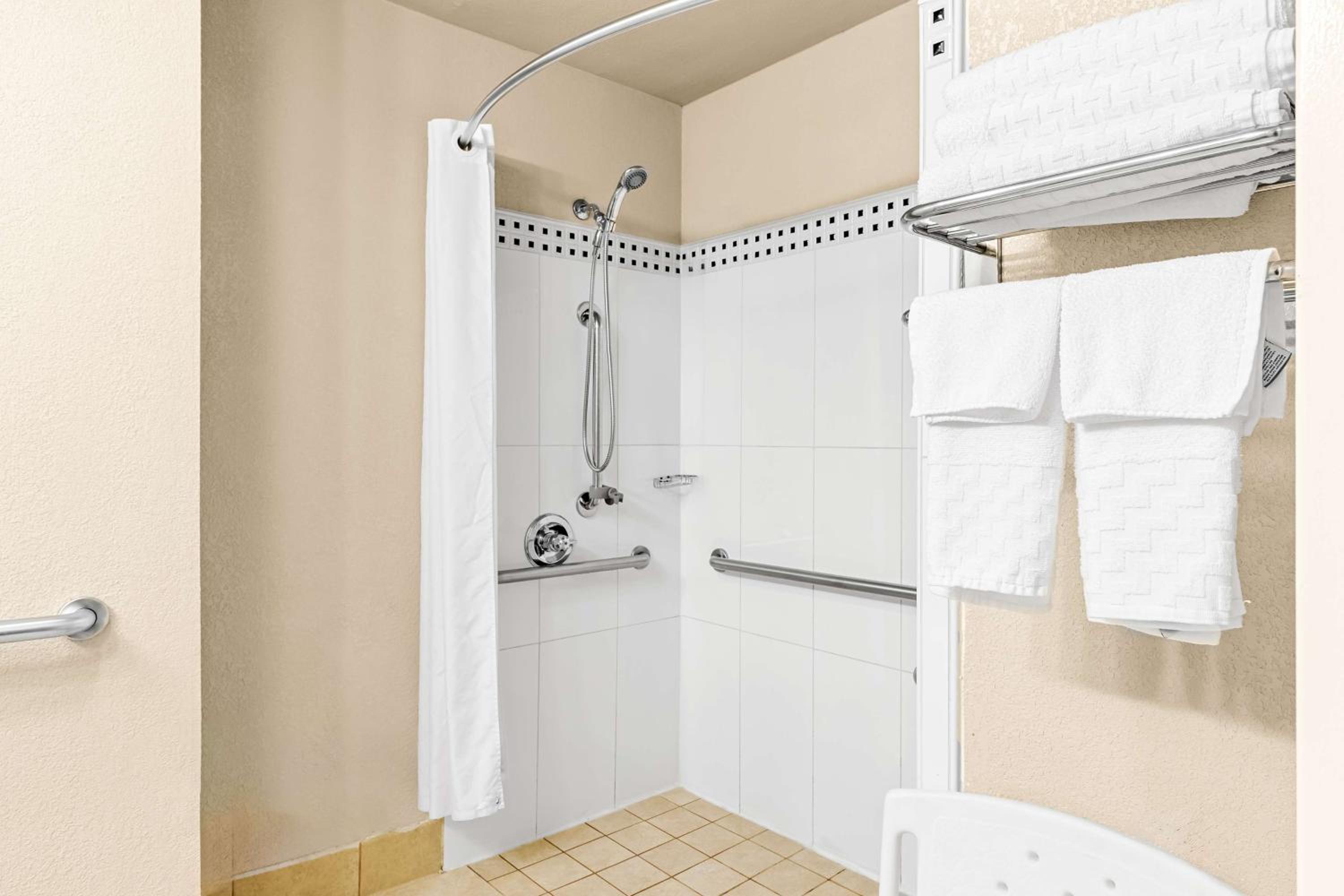 King Room with Roll-In Shower - Mobility Access photo 3