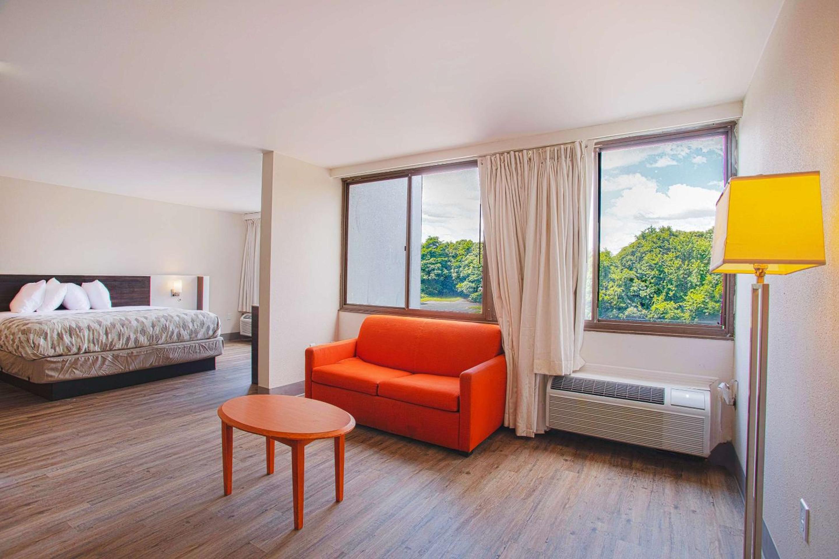 King Suite - Non-Smoking - Photo 3
