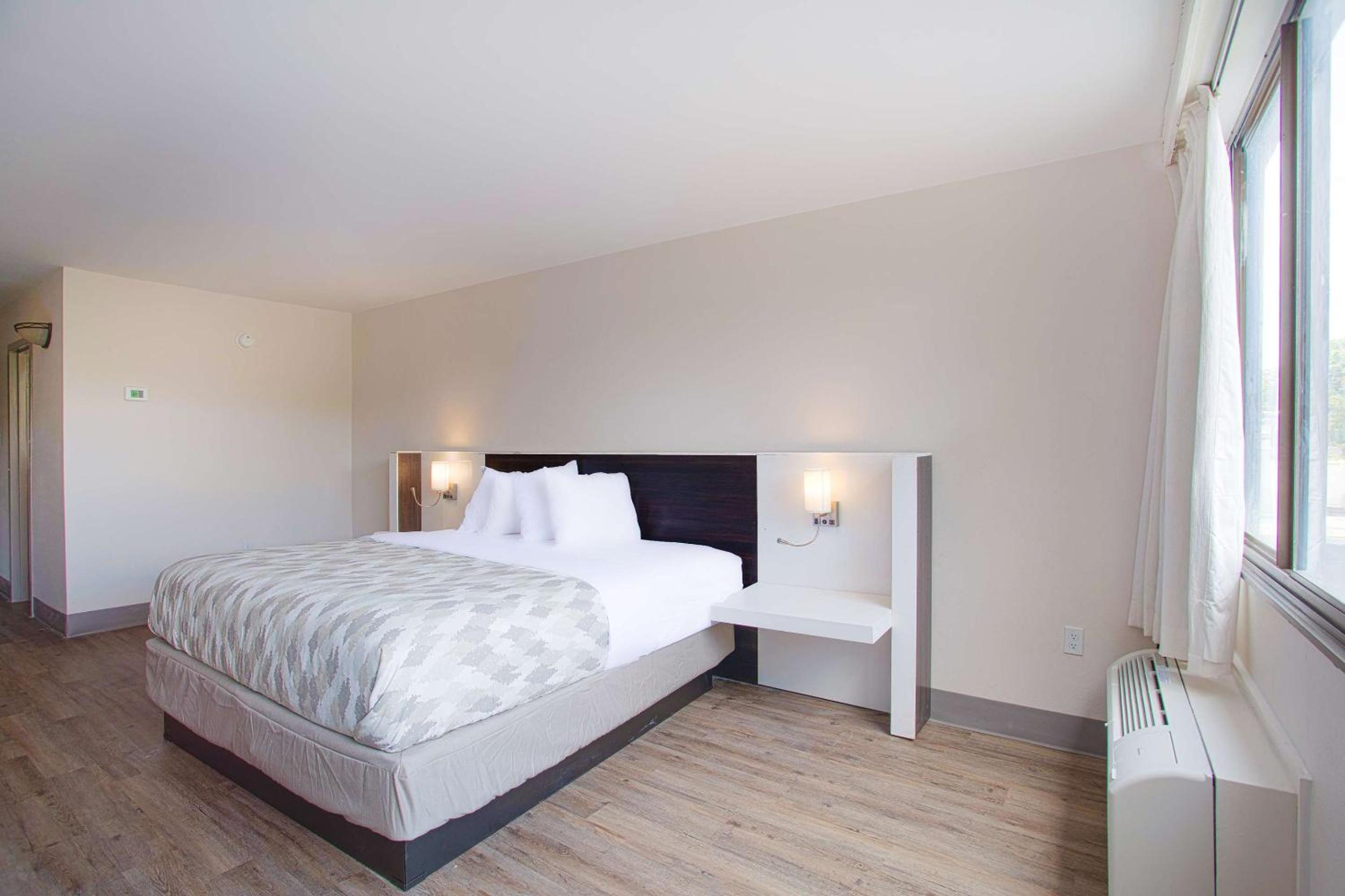 King Suite - Non-Smoking - Photo 2