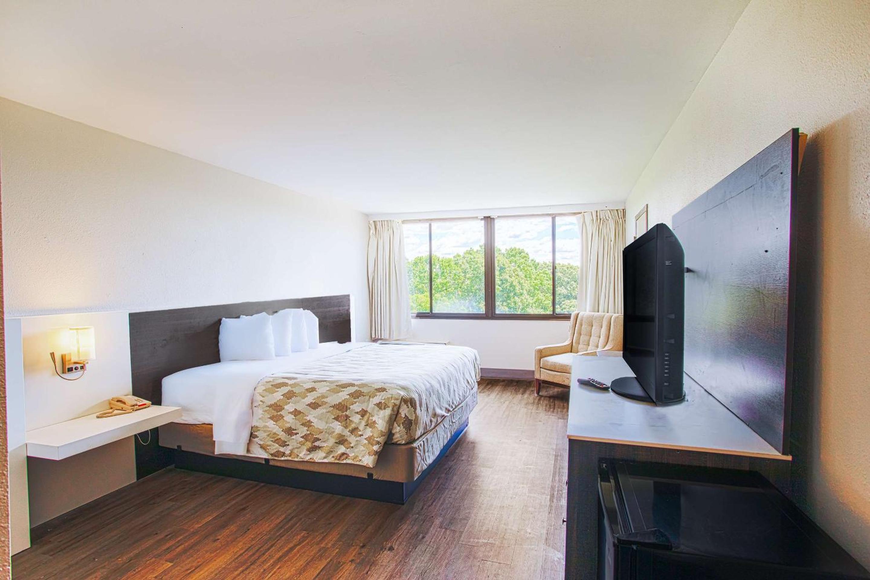 King Room - Mobility Access/Non-Smoking - Photo 4