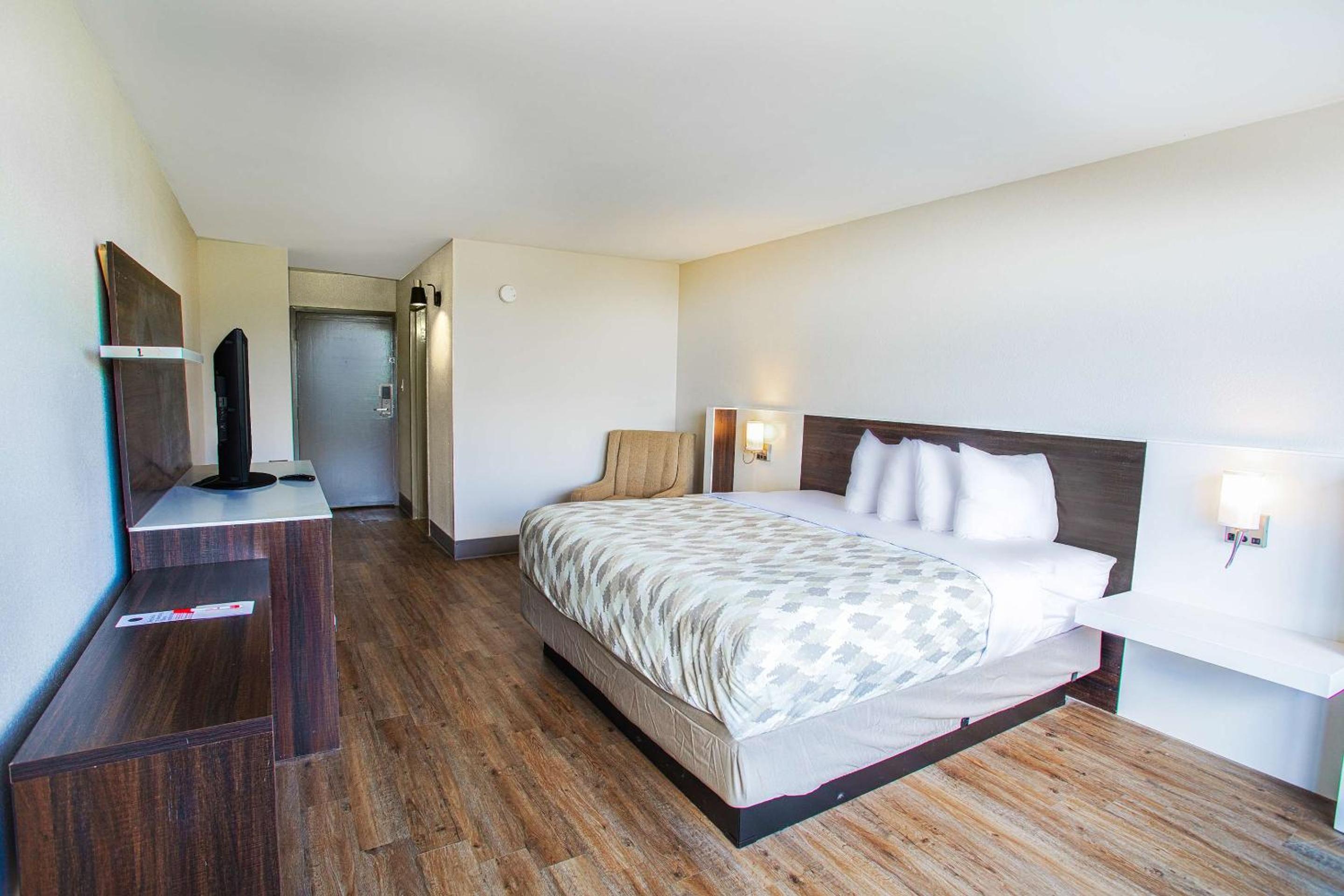 King Room - Mobility Access/Non-Smoking - Photo 1