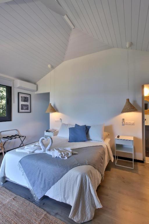 Deluxe Double Room (2 Adults + 1 Child) photo 1