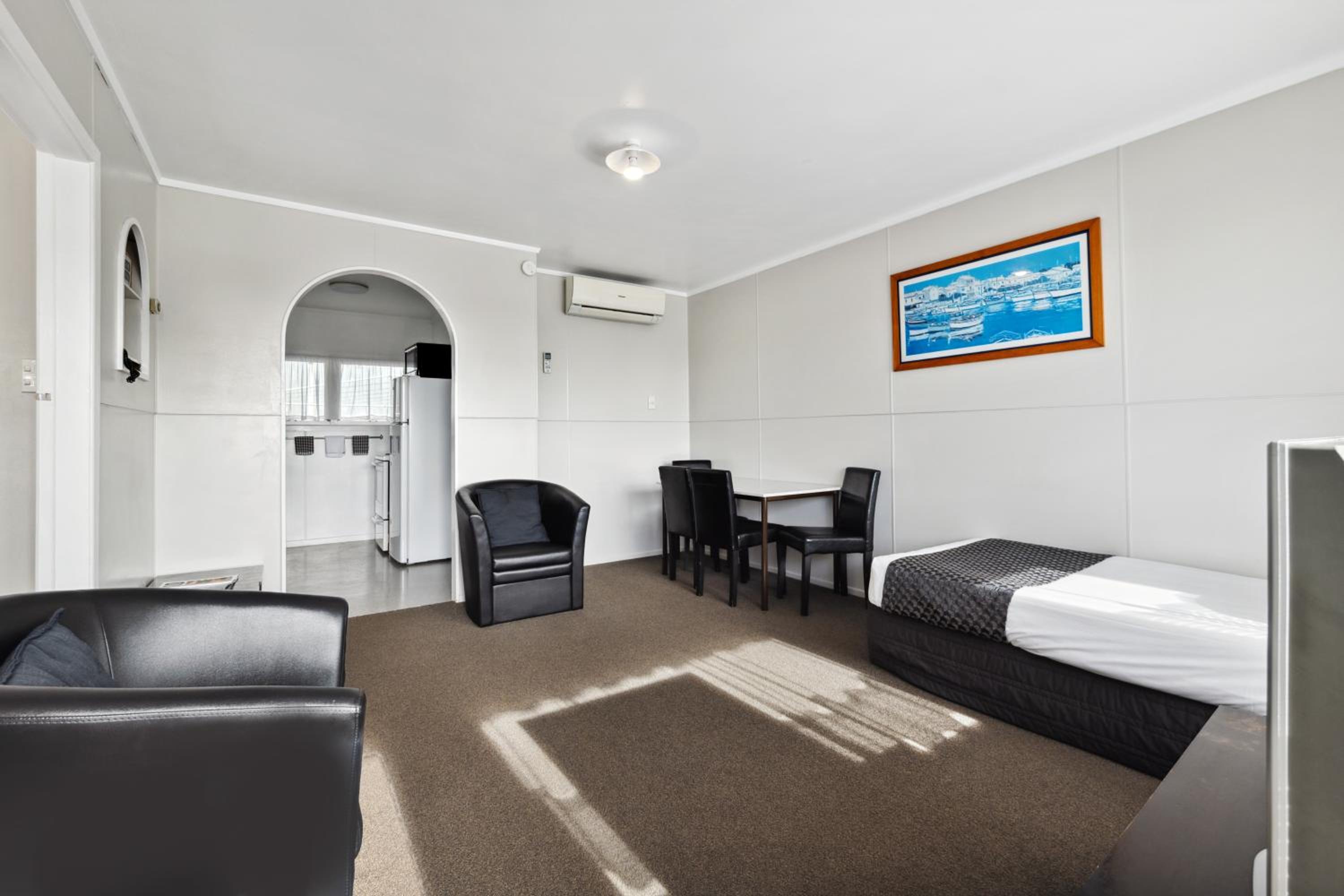 Deluxe Family Suite photo 3